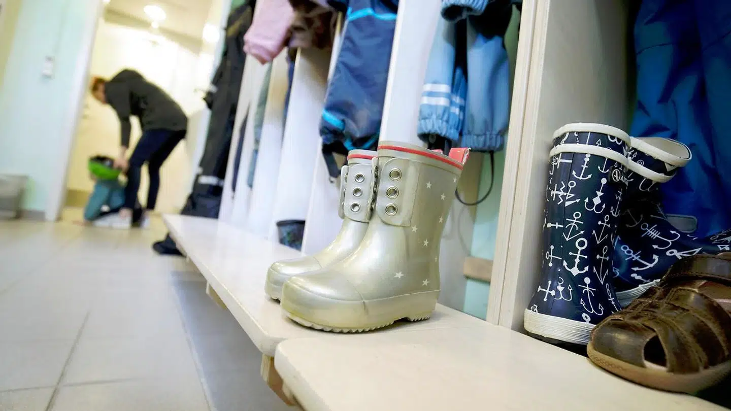 Garderoben væltede mens pædagogerne og børnene sad og tog deres overtøj på.