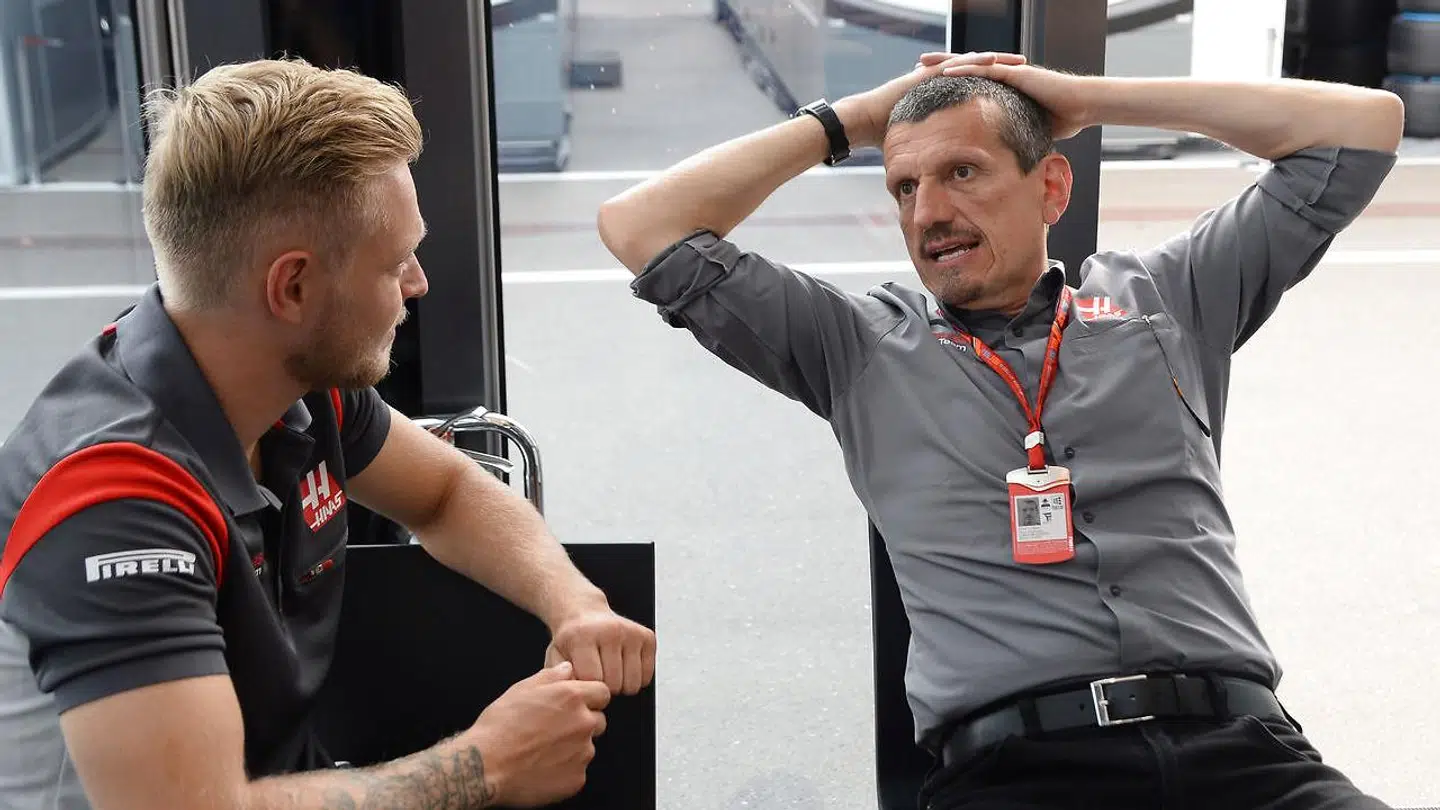 Kevin Magnussen får sig en snak med Haas-teamchefen, Günther Steiner (th.)