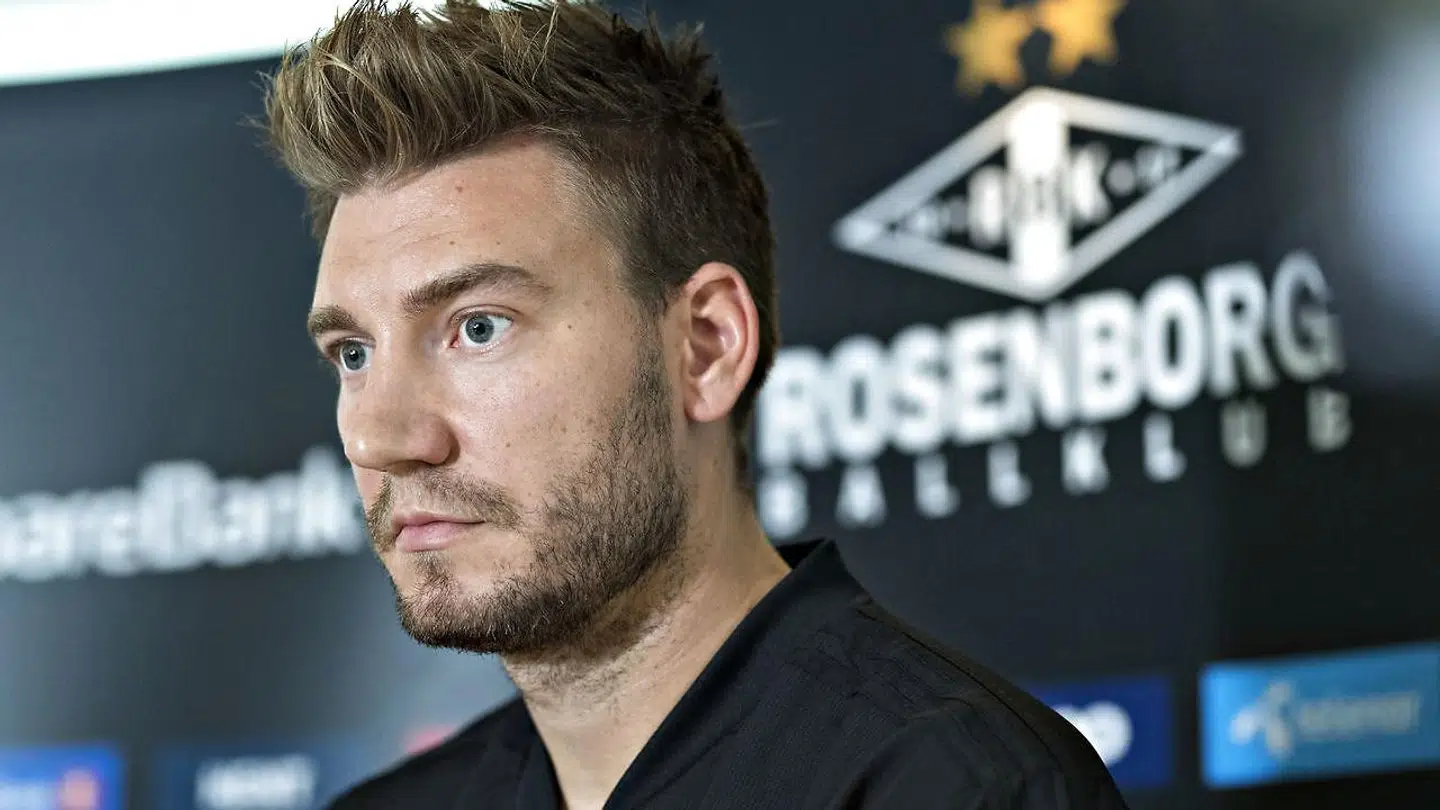 Nicklas Bendtner læste op fra et papir tirsdag, og ellers havde han ikke de store kommentarer.