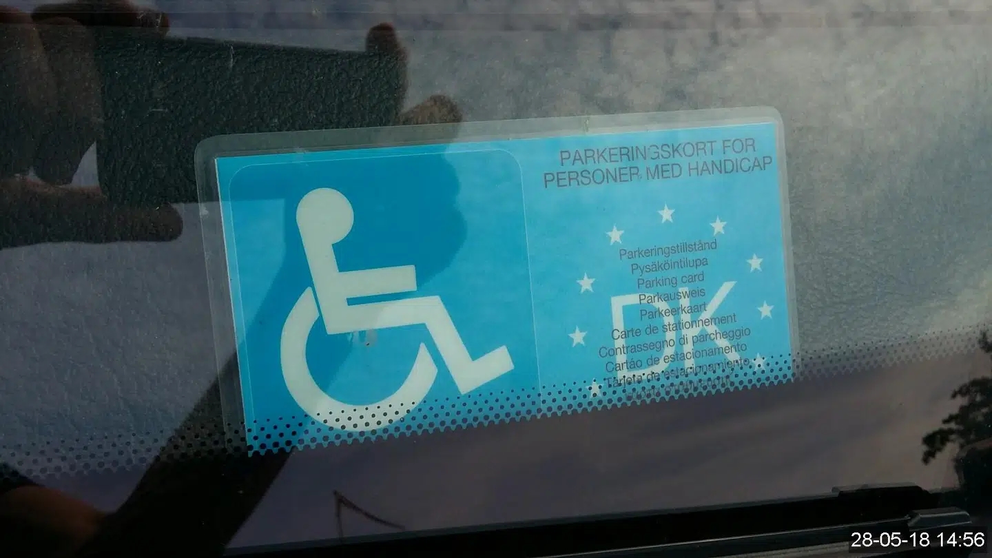 Europark tog dette billede, da han gav Allan og Dorte Rosenhøj en bøde. Udløbsdatoen er gemt under det sorte mønster nederes på ruden.