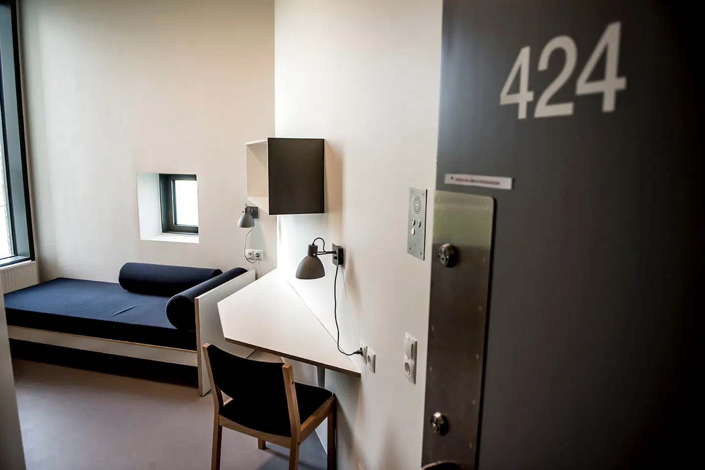 Det nye, topsikrede Storstrøm Fængsel står snart færdigt og mandag den 25. september er pressen inviteret indenfor til en rundvisning inden det officelle indvielse på onsdag den 27. september. Med plads til 250 indsatte bliver Storstrøm Fængsel Danmarks næststørste lukkede fængsel. Det moderne fængsel har mulighed for effektiv sektionering og er derfor særligt egnet til at huse flere forskellige grupper af indsatte.. (Foto: Mads Claus Rasmussen/Scanpix 2017)