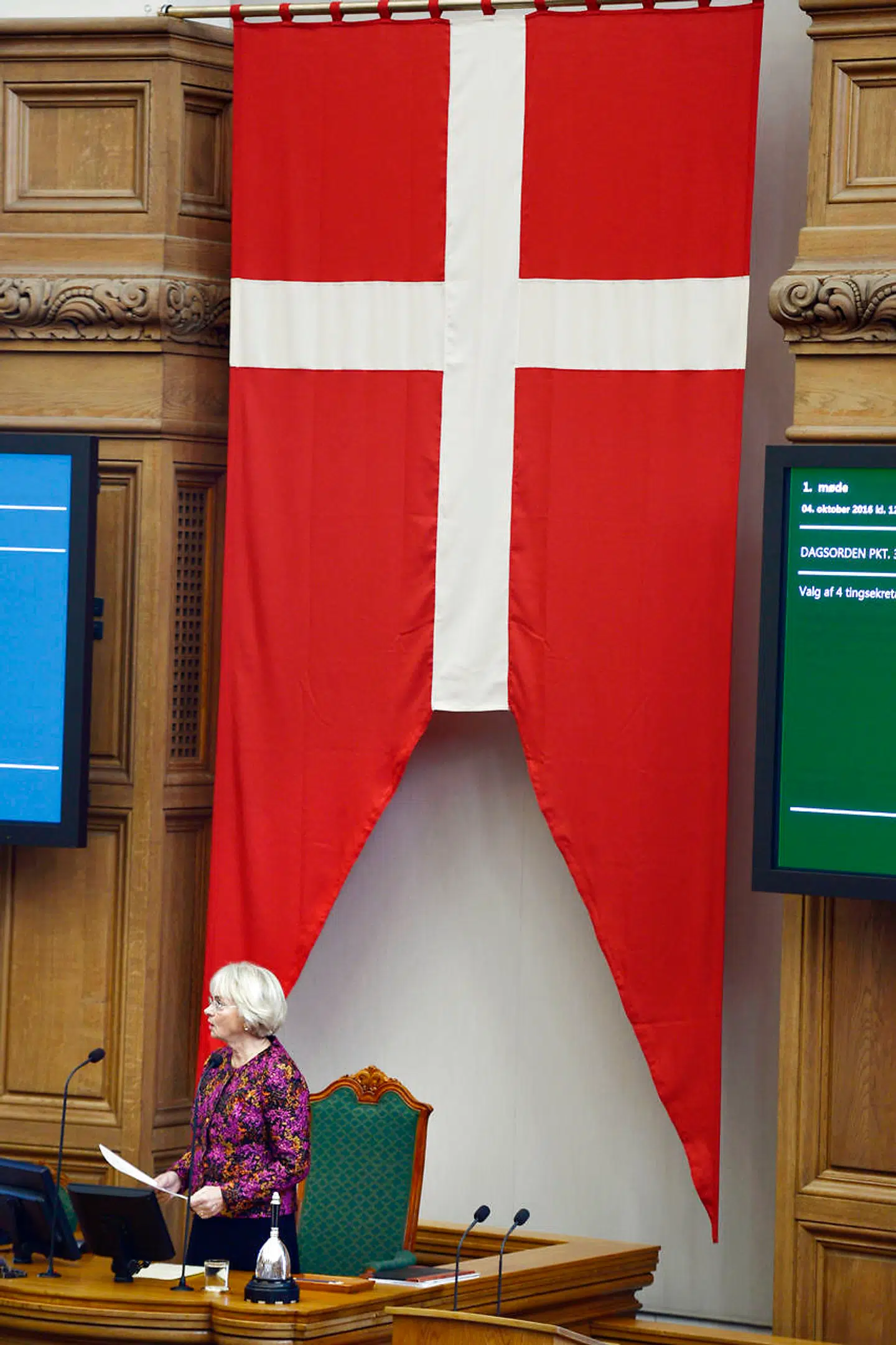 Arkivfoto:. Formand for Folketinget Pia Kjærsgaard fylder 70 år Torsdag 23. februar. Arkivfoto: Pia Kjærsgaard på talerstolen med Dannebrog i baggrunden ved Folketingets åbning 4. oktober 2016. (Foto: Liselotte Sabroe/Scanpix 2016)