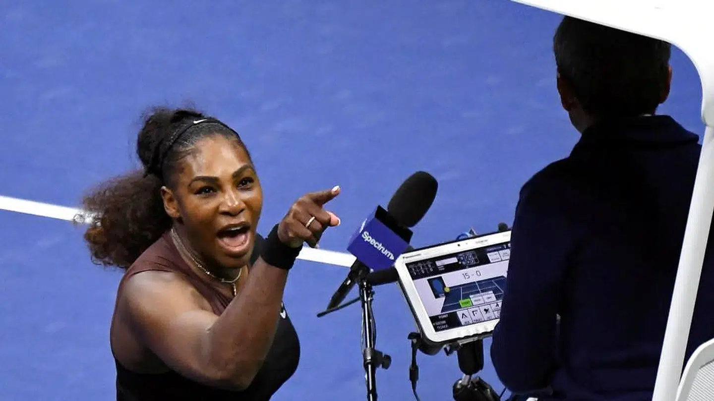 Serena Williams peger fingre ad US Open-finalens dommer, Carlos Ramos.