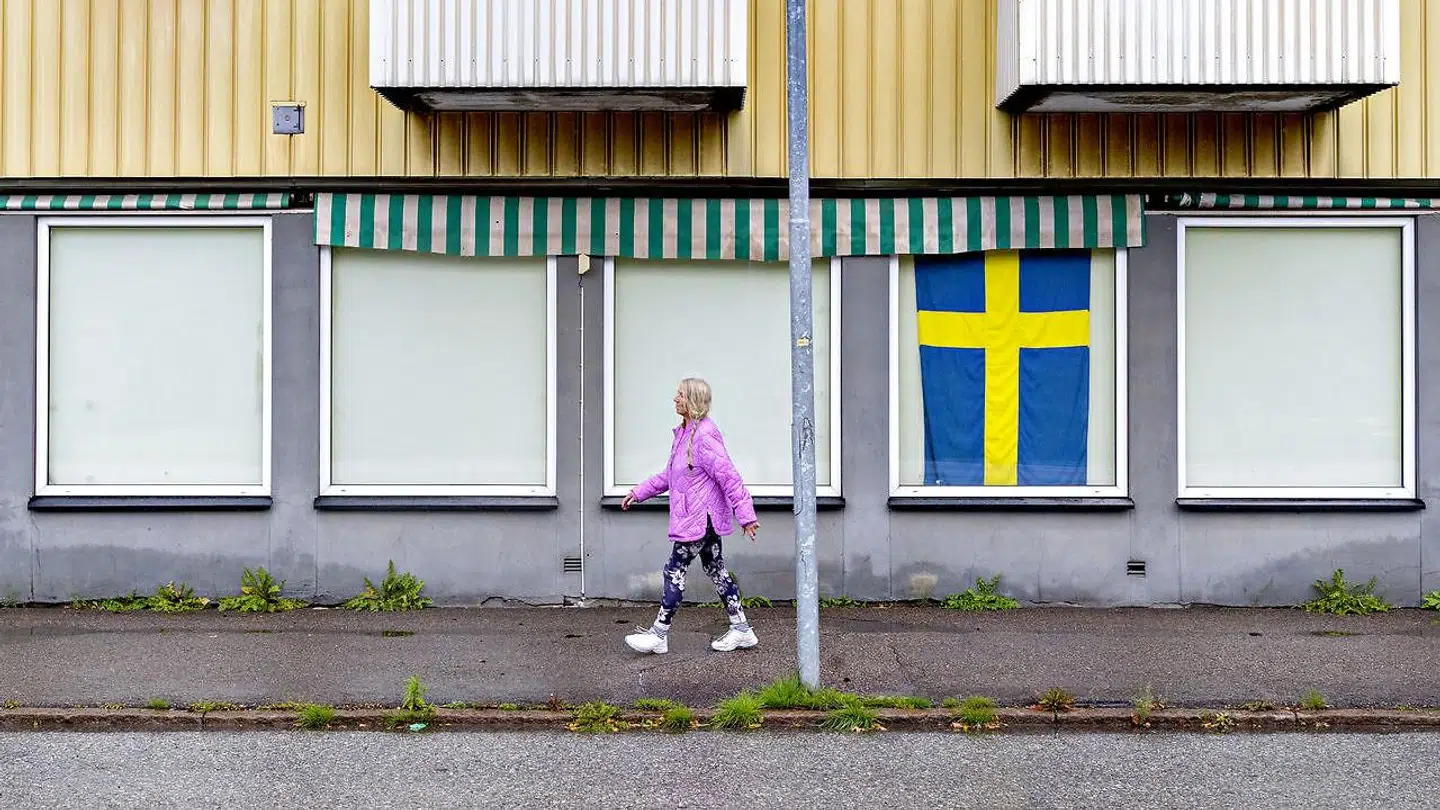 Valg i Sverige. Tre timers kørsel vest for Stockholm ligger den lille by Ställdalen. Ved valget søndag den 9. september 2018 stemte 41 procent af byens stemmeberettigede indbyggere på det indvandrekritiske Sverigedemoktaerne. Her bor under 500 indbyggere, heriblandt en del flygtninge. For få år siden var det den by i Sverige, der husede flest flygtninge pr. indbygger - ikke mindst takket være en mand ved navn Jimmy Hoppe, der opkøbte ejendomme og byens hotel og udlejede dem til kommune og stat som værested for flygtninge. Ifølge de lokale stak Hoppe af med pengene, og det hele gik konkurs. Det betød også, at byens supermarked, pizzeria, frisør og øvrige butikker lukkede. Krista er en af dem, der gav sin stemme til Sverigedemokraterne.