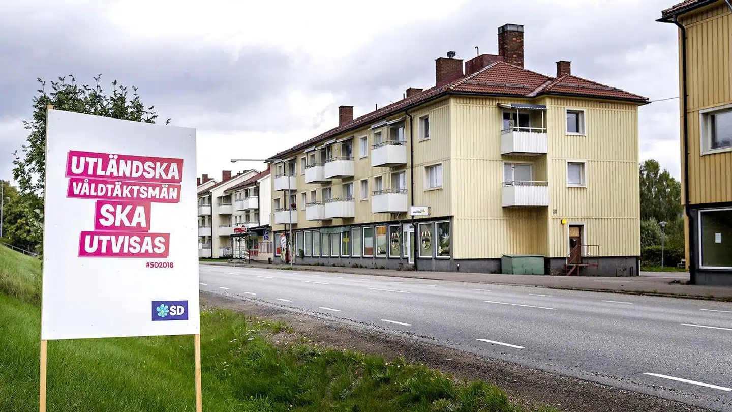 Valg i Sverige. Tre timers kørsel vest for Stockholm ligger den lille by Ställdalen. Ved valget søndag den 9. september 2018 stemte 41 procent af byens stemmeberettigede indbyggere på det indvandrekritiske Sverigedemoktaerne. Her bor under 500 indbyggere, heriblandt en del flygtninge. For få år siden var det den by i Sverig der husede flest flygtninge pr. indbygger - ikke mindst takket være en mand ved navn Jimmy Hoppe, der opkøbte ejendomme og byens hotel og udlejede dem til kommune og stat som værested for flygtninge. Ifølge de lokale stak Hoppe af med pengene, og det hele gik konkurs. Det betød også, at byens supermarked, pizzeria, frisør og øvrige butikker lukkede. Byen hører til blandt de fattigste i Sverige.