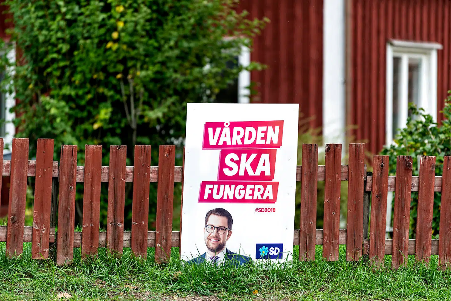 Valg i Sverige. Tre timers kørsel vest for Stockholm ligger den lille by Ställdalen. Ved valget søndag d. 9. september 2018 stemte 41 % af byens stemmeberettigede indbyggere på det indvandrekritiske Sverigedemoktaerne. Her bor under 500 indbyggere, her i blandt en del flygtninge. For få år siden var det den by i Sverige der husede flest flygtninge pr. indbygger- ikke mindst takket være en mand ved navn Jimmy Hoppe der opkøbte ejendomme og byens hotel og udlejede dem til kommune og stat som værested for flygtninge. I følge de lokale stak Hoppe af med pengene og det hele gik konkurs. Det betød også, at byens supermarked, pizzaria, frisør og øvrige butikker lukkede. Idyllisk ser det ud, men kommunen hører til blandt de fattigste i Sverige.