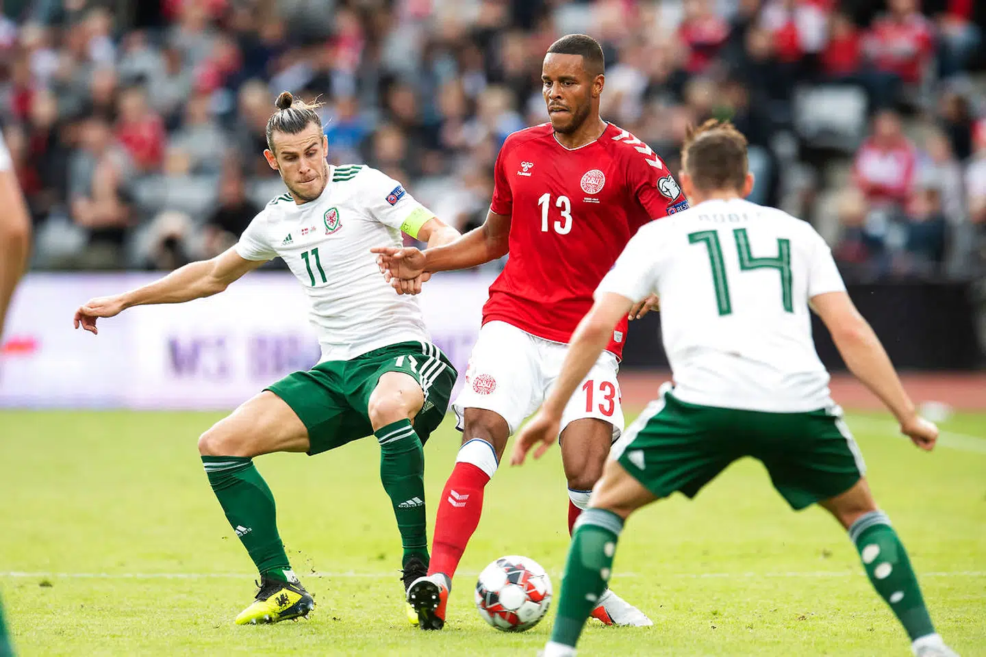 Danmarks Mathias Jørgensen 13 i kamp med Wales Gareth Bale 11 under Nations League fodboldkampen mellem Danmark og Wales på Aarhus Stadion søndag den 9 september 2018.. (Foto: Bo Amstrup/Ritzau Scanpix)
