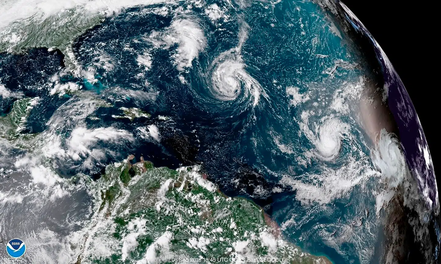 This enhanced satellite image made available by NOAA shows Tropical Storm Florence, center, in the Atlantic Ocean on Saturday, Sept. 8, 2018 at 2:45 p.m. EDT. (NOAA via AP) Den amerikanske østkyst risikerer at blive ramt af en voldsom orkan i næste uge, forudser amerikanske meteorologer. Det skriver Ritzau, søndag den 9. september 2018.. (Foto: /Ritzau Scanpix)