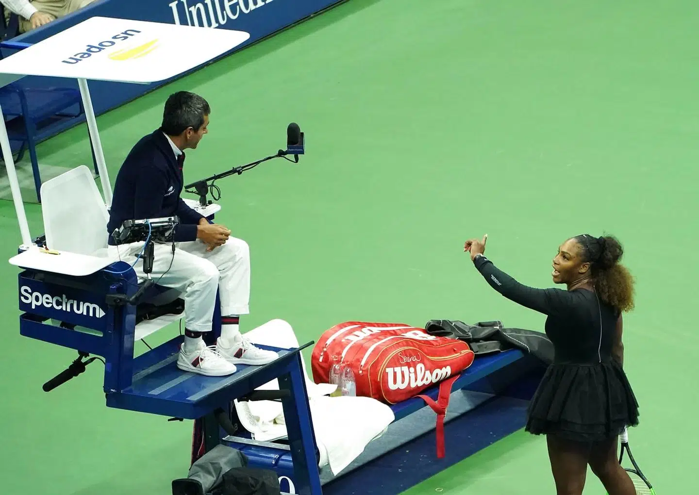 Serena Williams diskuterer med dommer Carlos Ramos.