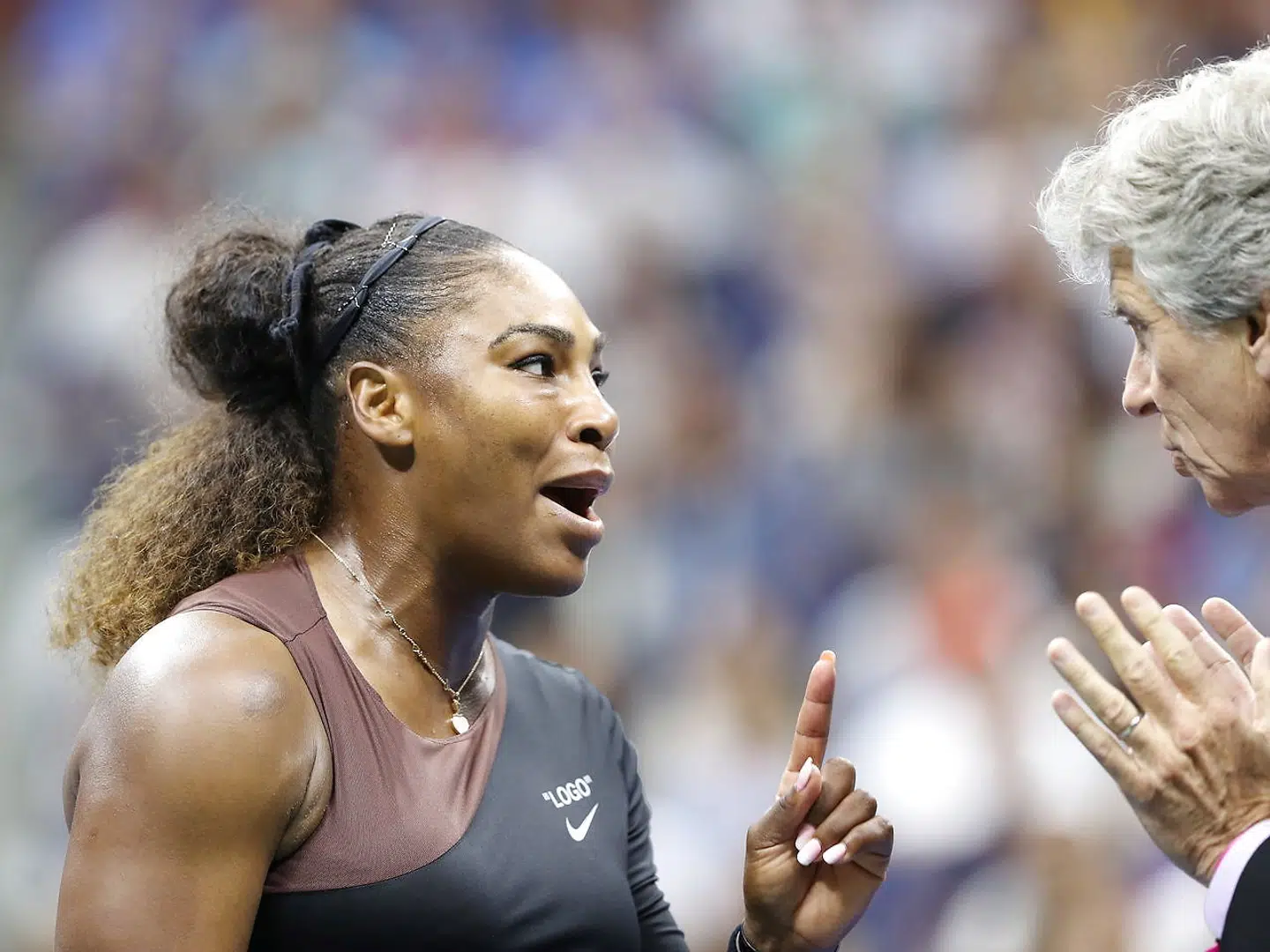 Serena Williams diskuterer med overdommer Brian Earley.