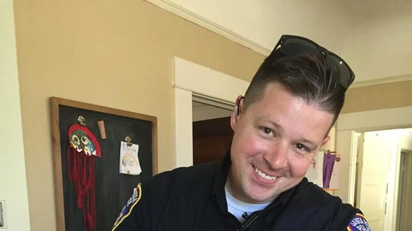 Politimanden Jason Whitten med sin adopterede datter.