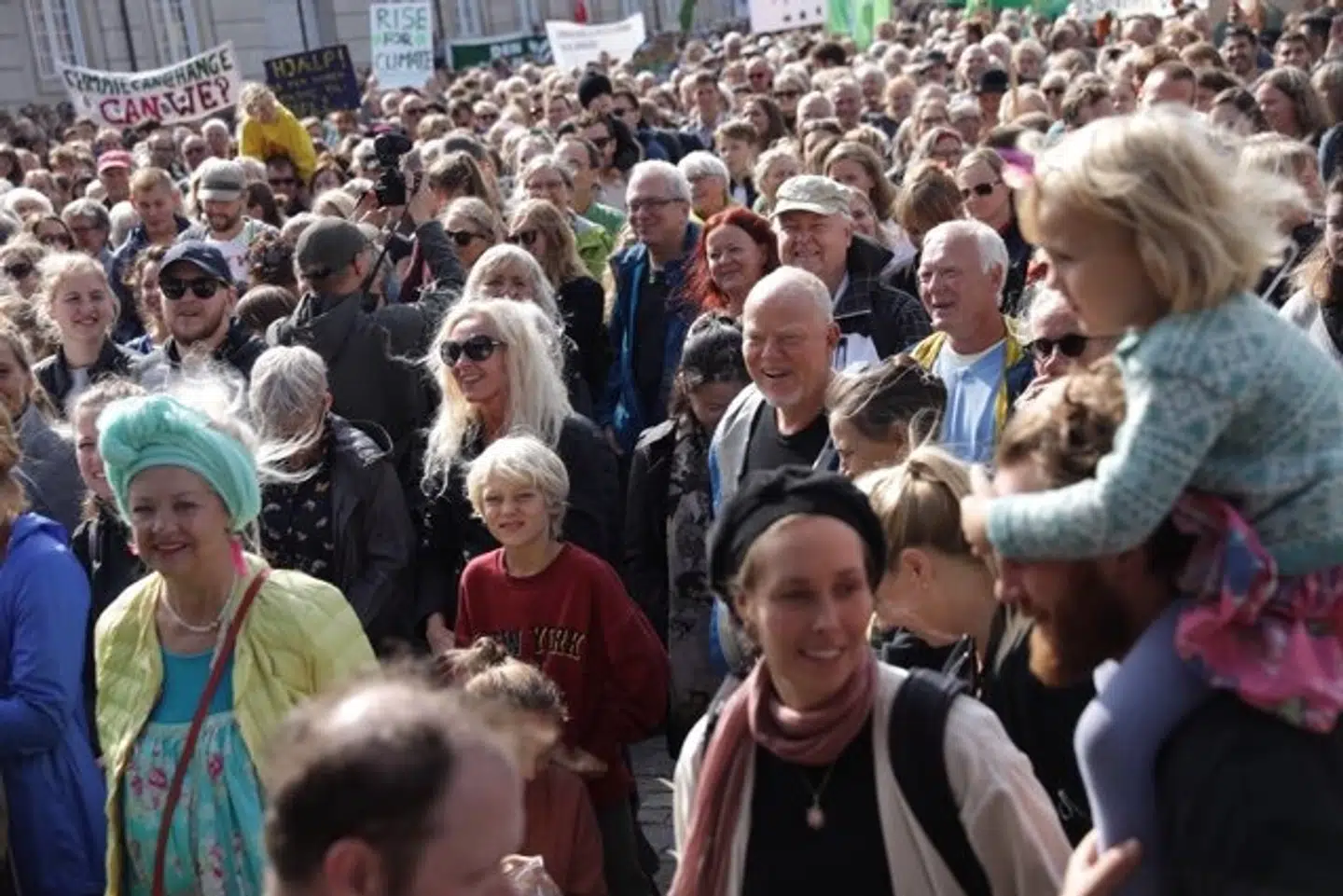 Flere tusinde deltager i Folkets Klimamarch i København. Marchen er del af den verdensomspændende begivenhed, Rise for Climate, hvor over 800 lignende protester i 95 lande i dag forsøger at sætte fokus på globale klimaudfordringer. Olafur Steinar Gestsson/Ritzau Scanpix