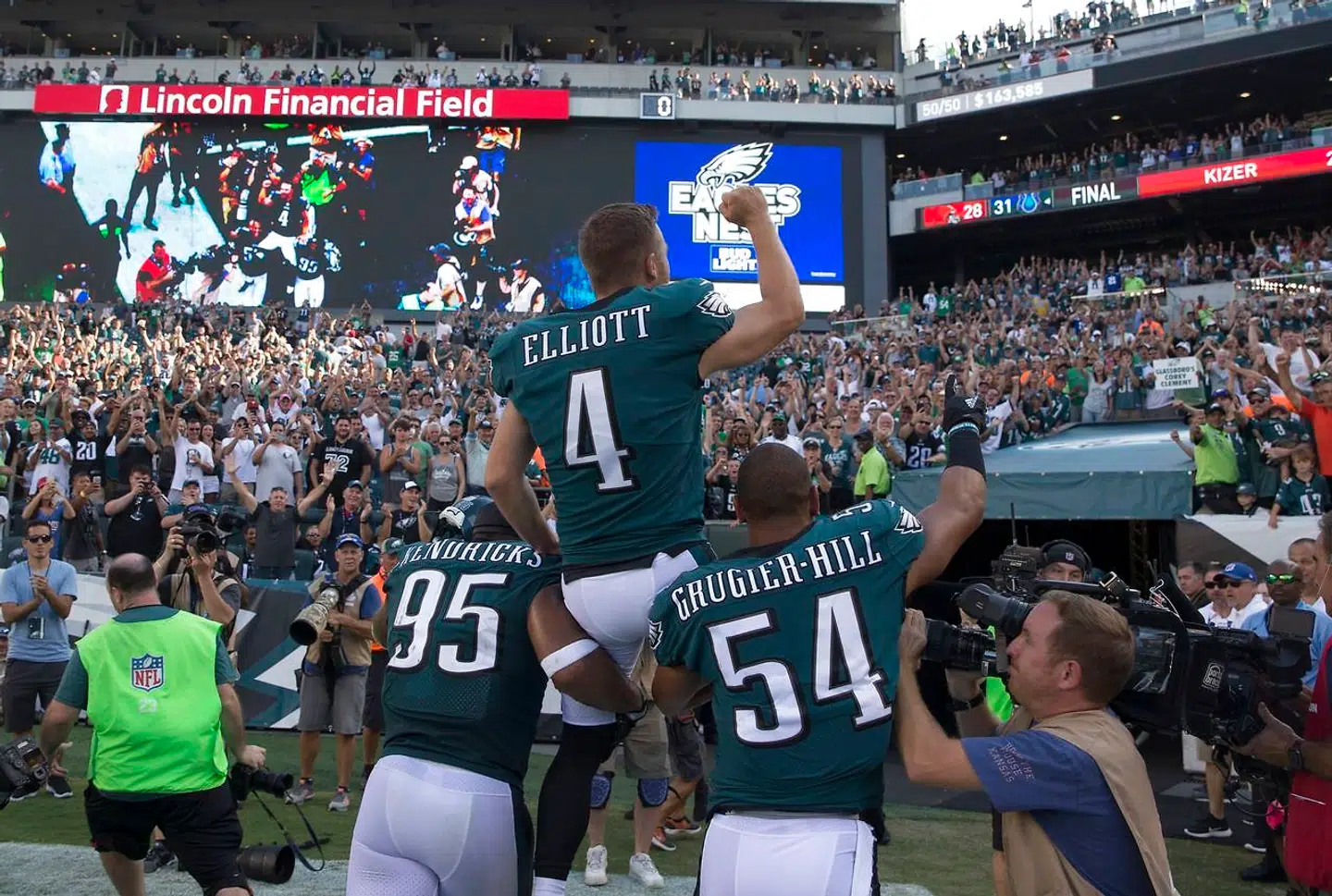 Mychal Kendricks (nr. 95), Jake Elliott (nr. 4) og Kamu Grugier-Hill (nr. 54) efter Super Bowl-sejren.