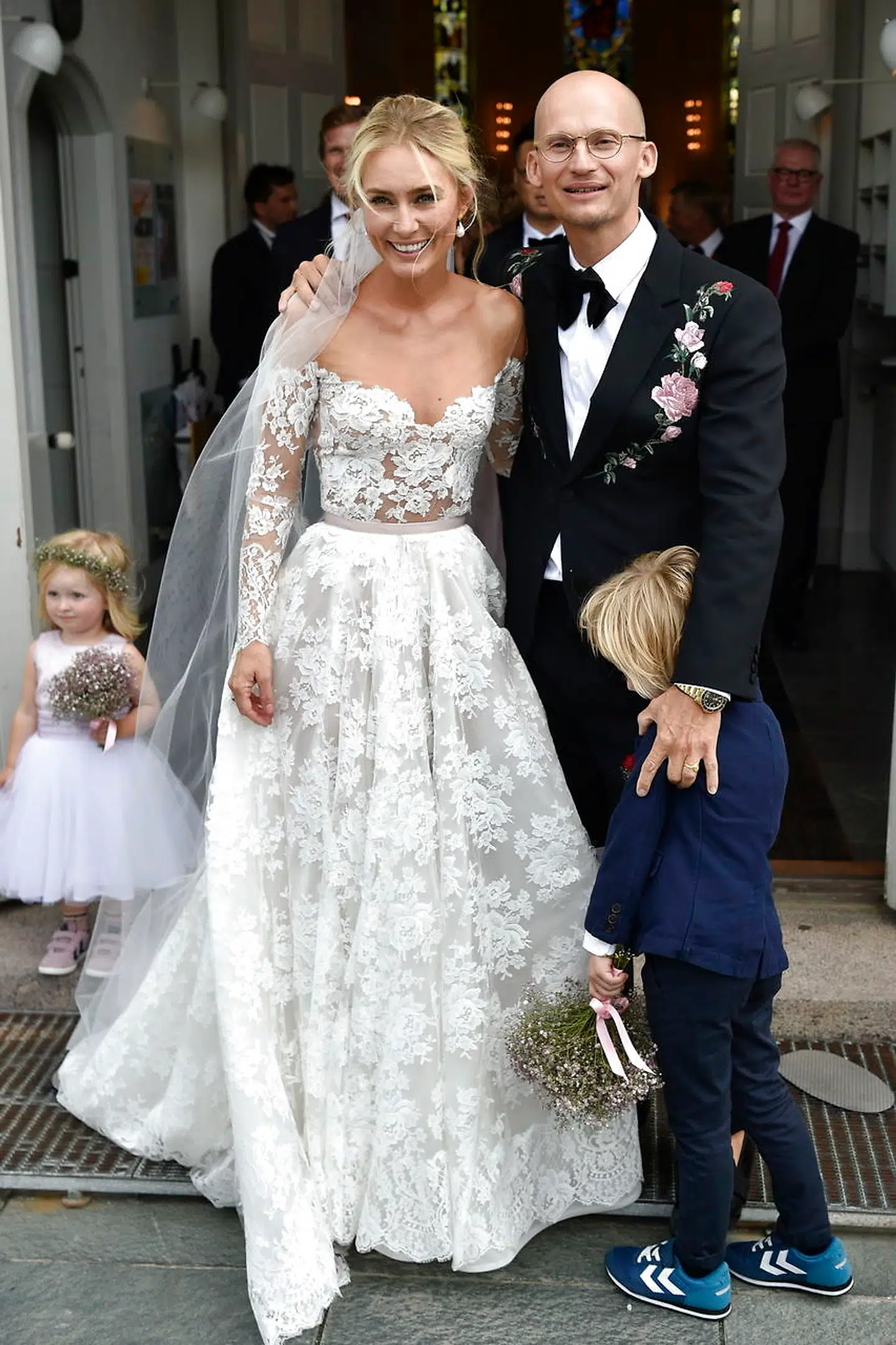 Christian Stadil og Alice Brunsø vies i Messiaskirken i Charlottenlund. Parrets tre små børn, Winston, Hamilton og Harper på mellem to og fem år, deltager i selve vielsen som brudepige og brudedrenge.
