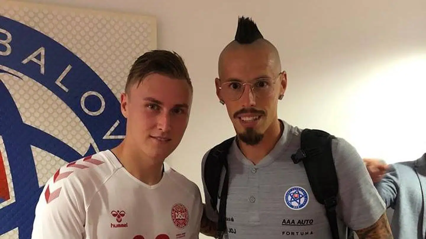 Daniel Holm fik debut for det danske landshold og fik efterfølgende et billede med Marek Hamsik.
