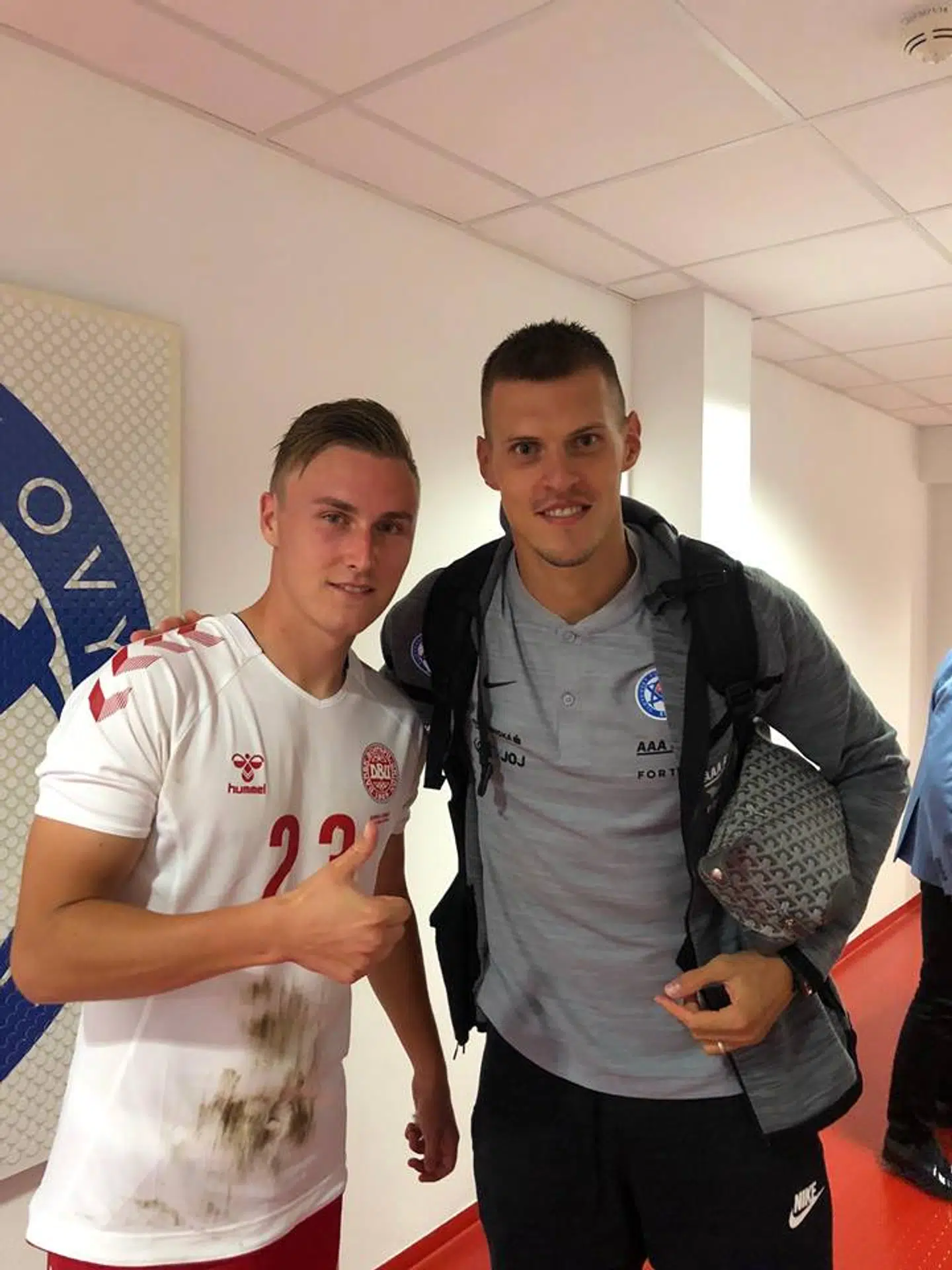 Daniel Holm fik efter kampen taget et billede med Martin Skrtel.