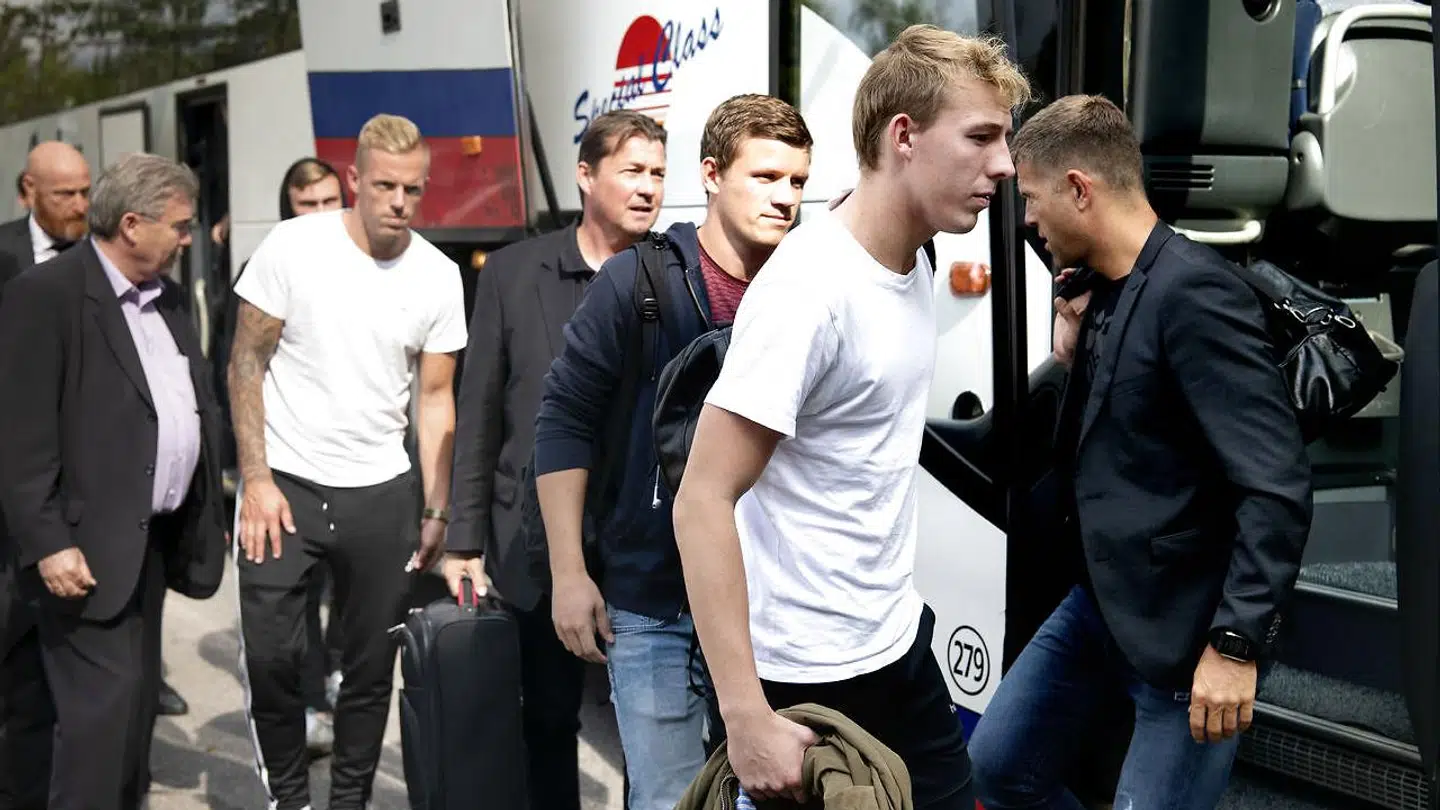 Det Alternative Landshold vender hjem efter kampen i Slovakiet. Først i Roskilde Lufthavn ved Tune og derefter hos DBU i Brøndby.