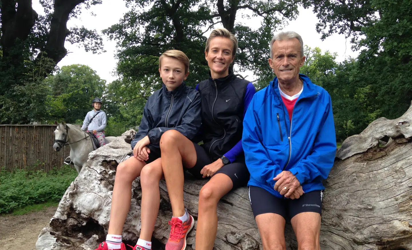 Tre generationer er klar til Eremitageløbets 50 års jubilæum. 50 års-jubilaren Flemming Skouboe glæder sig til at løbe sammen med datteren Trine og barnebarnet Oliver.