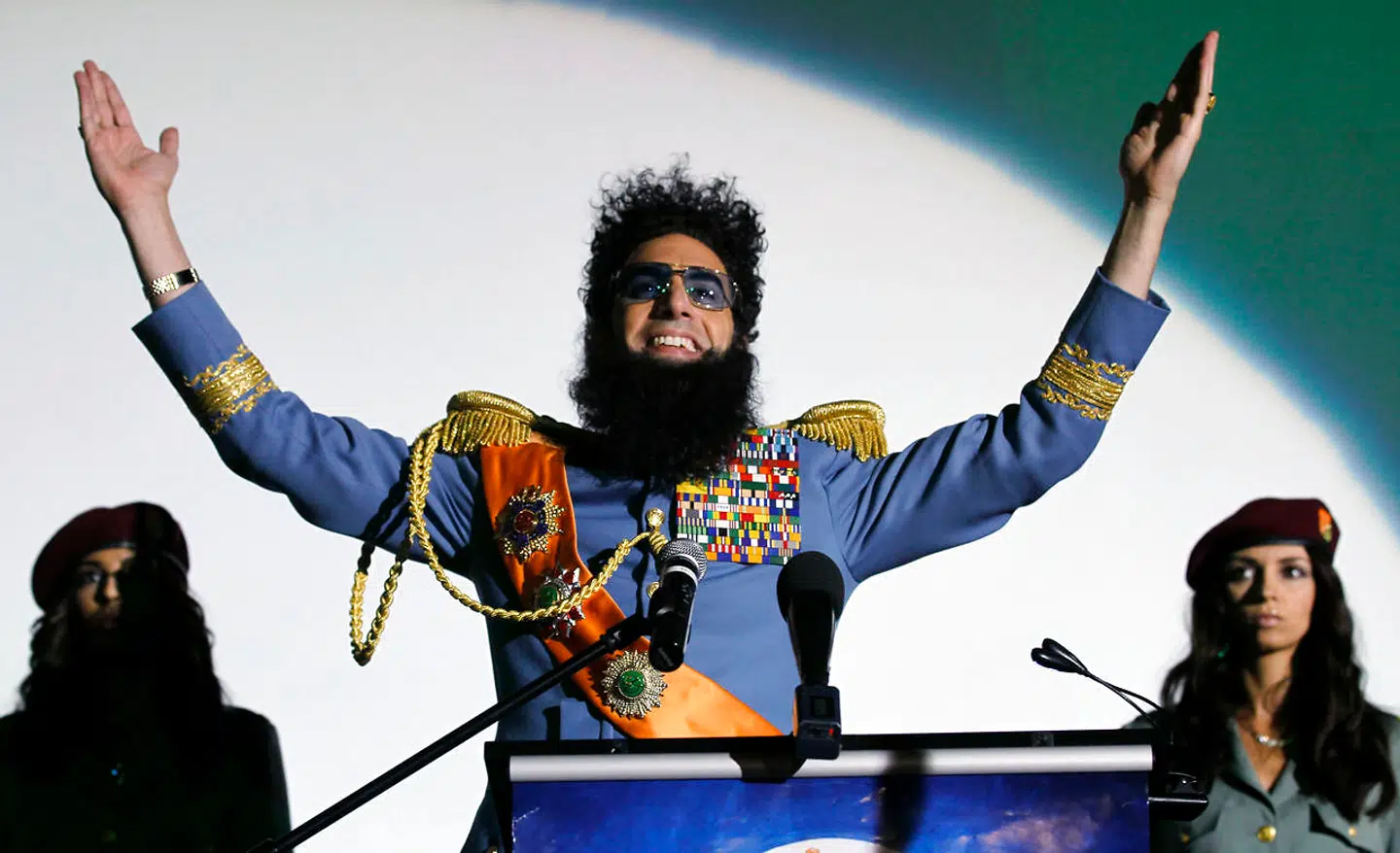 Den britiske skuespiller Sacha Baron Cohen holder en tale som Diktatoren, der er en film med ham i hovedrollen.