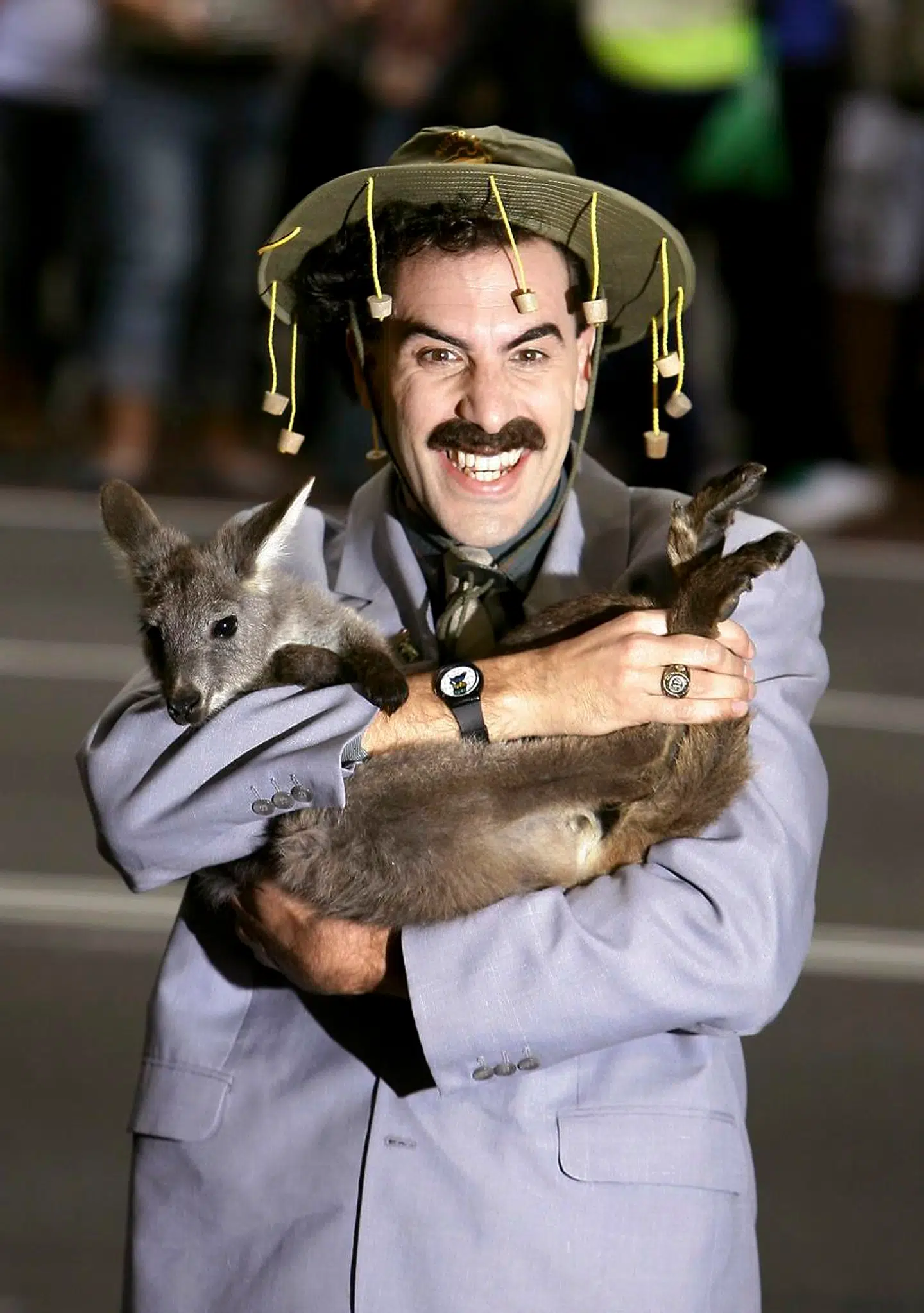 Sacha Baron Cohen som figuren 'Borat', holder en baby kænguru ved den australske premiere på hans film 'Borat: Cultural Learnings of America for Make Benefit Glorious Nation of Kazakhstan'.