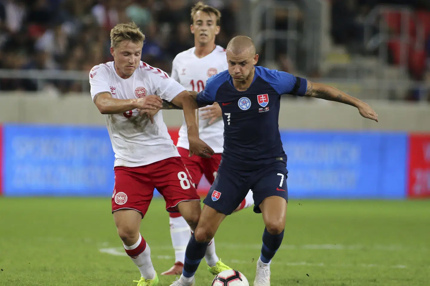 Rasmus Johansson - her i kamp mod Slovakiet - melder sig klar til at spille igen søndag mod Wales, hvis det skulle blive nødvendigt. Han understreger dog, at han håber, at det normale landshold spiller Nations League-kampen søndag. Ronald Zak/arkiv/Ritzau Scanpix