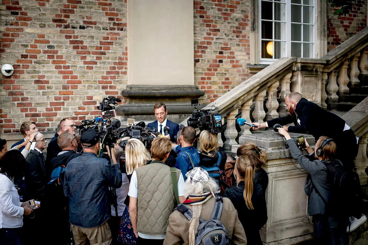 Journalister og fotografer står i kø for at tale med anklager Kristian Kirk efter første retsdag i ankesagen mod Peter Madsen.