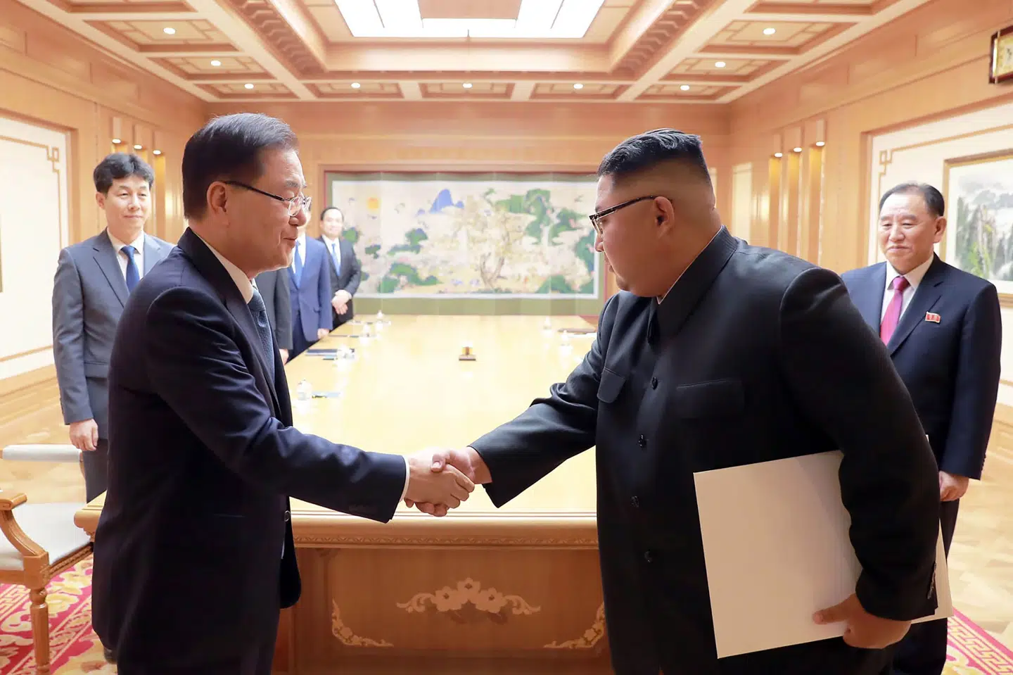 Nordkoreas leder, Kim Jong-un, mødtes onsdag med Sydkoreas udsending Chung Eui-yong i Pyongyang. KCNA Via Kns/Ritzau Scanpix