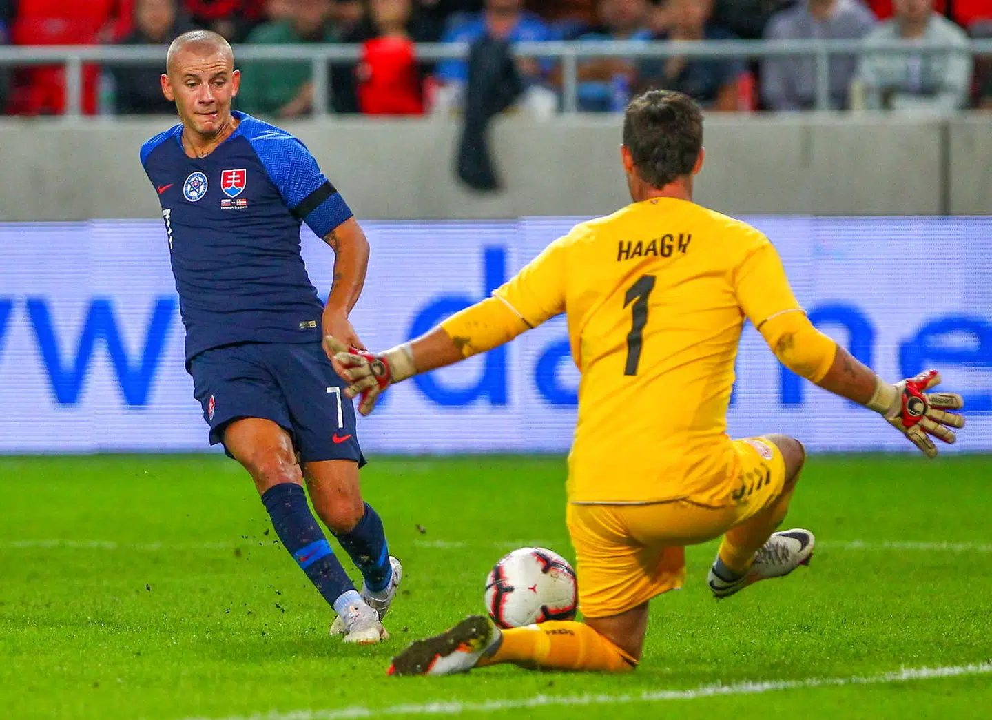 Christoffer Haagh i aktion mod Slovakiet. REUTERS/Radovan Stoklasa