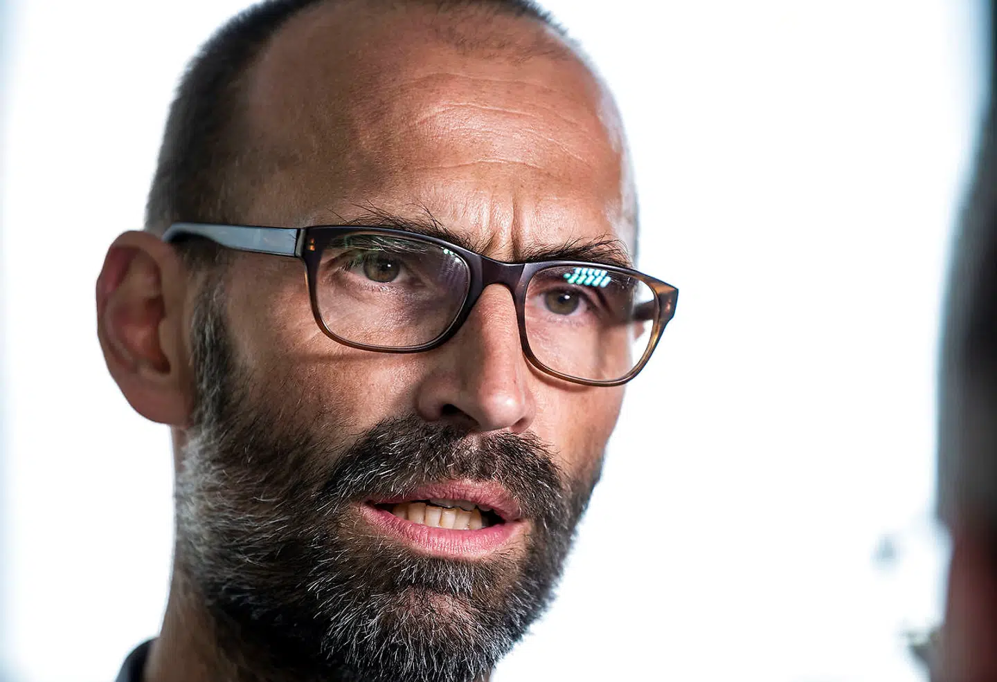 DBUs direktør, Claus Bretton-Meyer, kræves fjernet som topforhandler, efter DBU som følge af frugtesløse forhandlinger med Spillerforeningen om landsholdets vilkår, har måtte sende et sekundahold til Slovakiet for at spille landskamp.