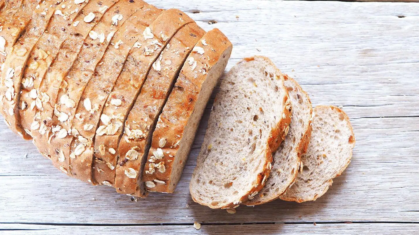 En skive af et solidt franskbrød af to cm tykkelse vejer typisk 40-60 gram. Arkivfoto.