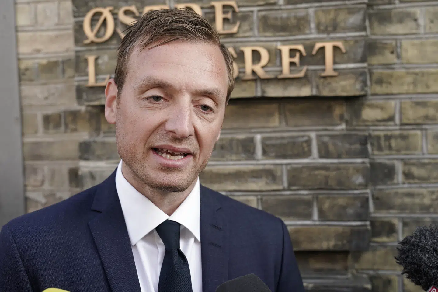 Anklager Kristian Kirk ved ankomsten til Østre Landsret onsdag. Inde i retssalen fortalte Kirk, at drabsmanden Peter Madsen ikke vil betale tortgodtgørelse til Kim Walls efterladte. Martin Sylvest/Ritzau Scanpix