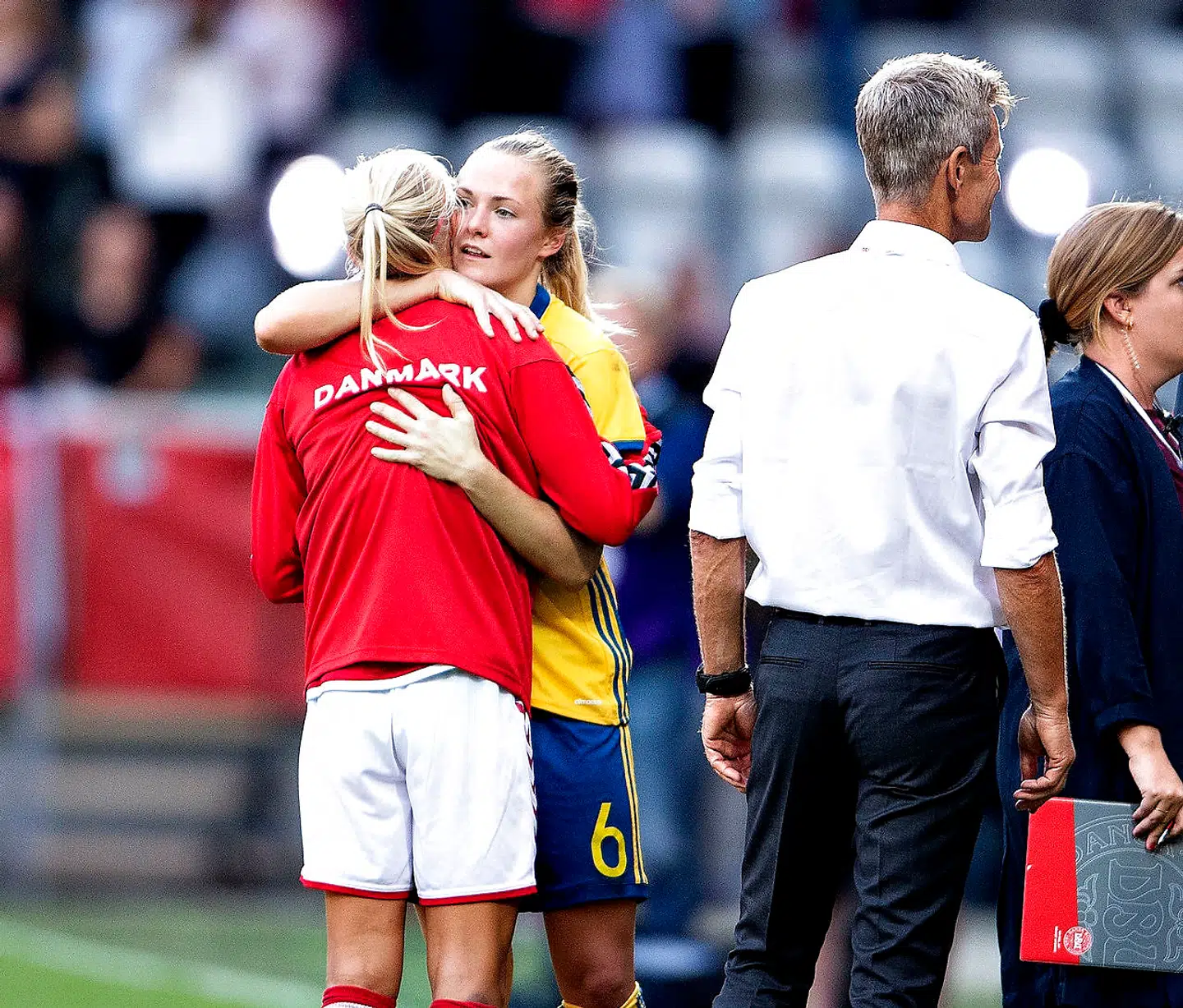 Pernille Harder får et kram af sin kæreste, Magdalena Eriksson, efter Danmarks tabte VM-kvalifikationskamp mod Sverige.