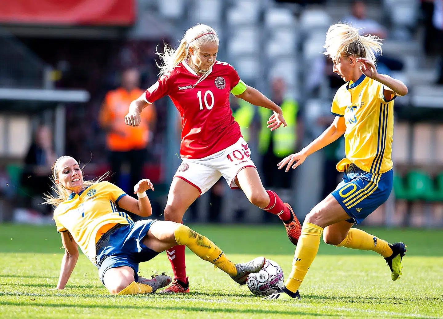 Danmarks Pernille Harder (C) mod Sveriges Kosovare Asllani og Sofia Jakobsson i kvindelandsholdets VM-kvalifikationskamp mellem Danmark og Sverige på Viborg Arena, tirsdag 4. september 2018.. (Foto: Henning Bagger/Ritzau Scanpix)