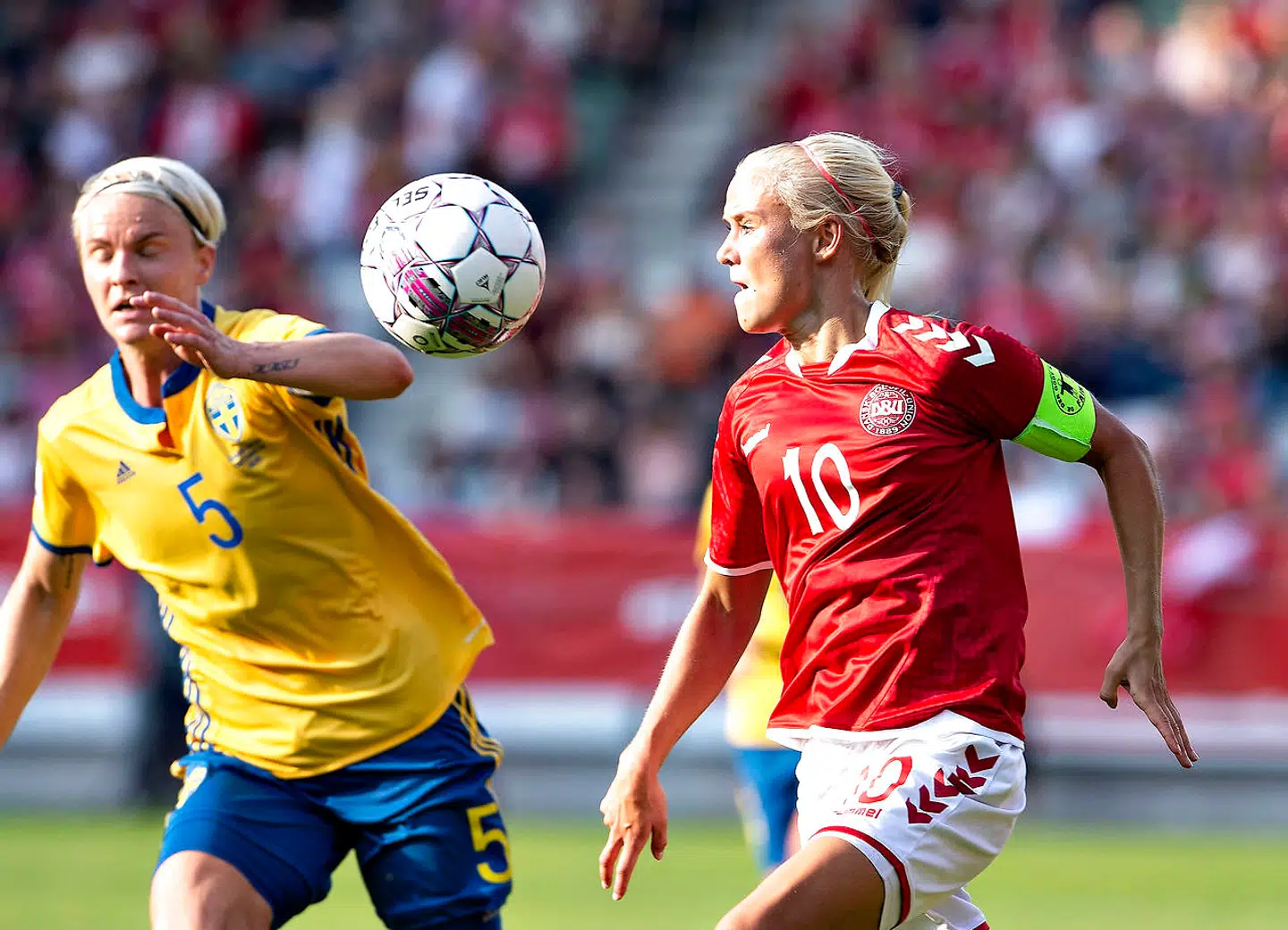 Danmarks Pernille Harder, til venstre, i duel med Sveriges Nilla Fischer i VM-kvalifikationskampen mellem Danmark og Sverige på Viborg Stadion.