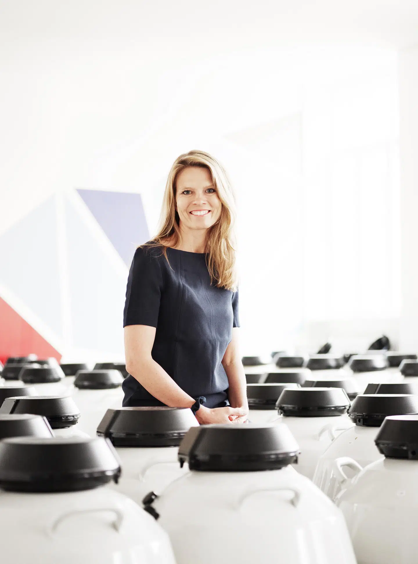 I Danmark har man en pragmatisk tilgang til fertilitetsbehandling, der skaber tryghed og tillid, siger Annemette Arndal-Lauritzen, her fotograferet i European Sperm Bank, stående blandt nitrogentanke, der bruges til eksporten af dansk sæd.