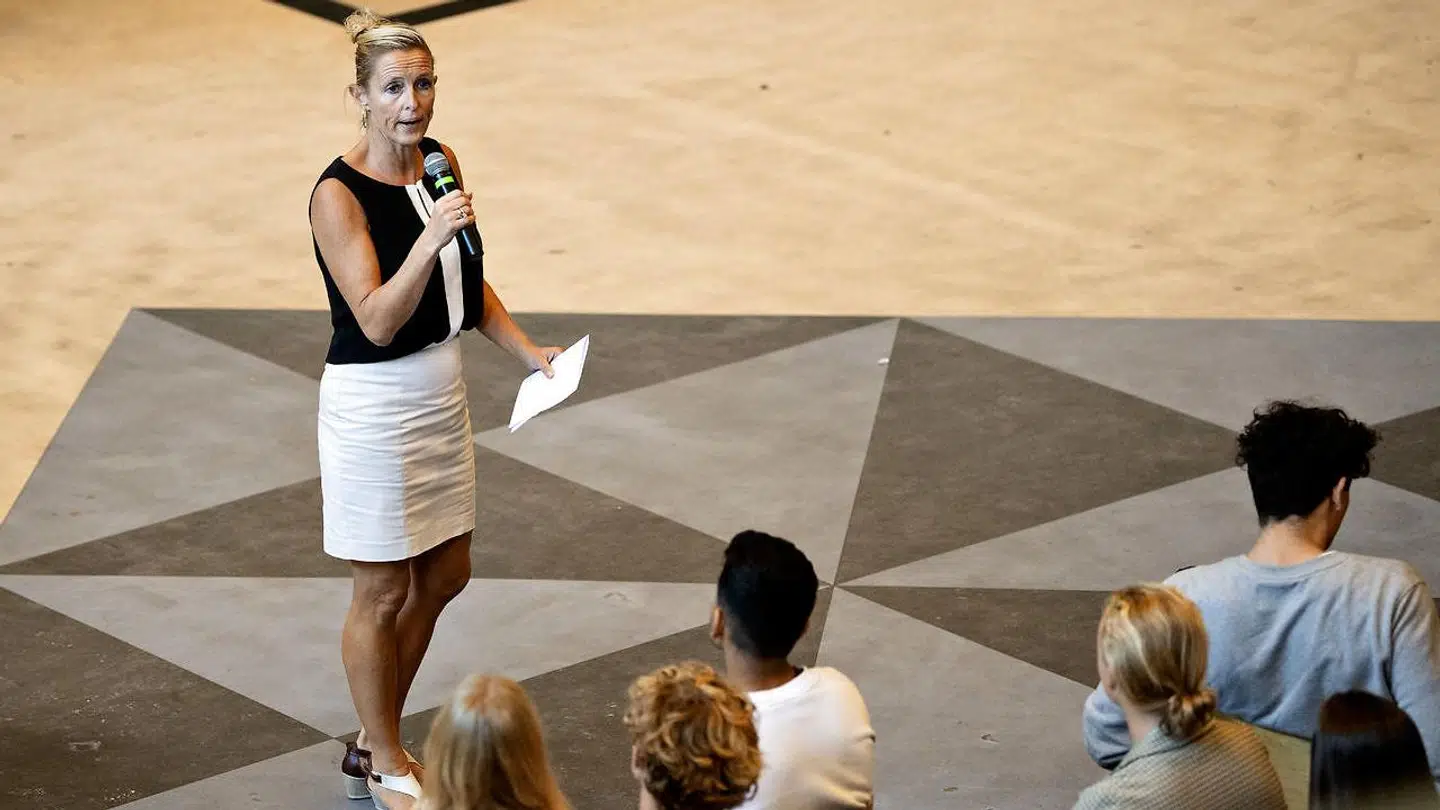 Rektor på Rungsted Gymnasium, Ruth Kirkegaard, orienterer eleverne om de nye retningslinjer for puttemiddagene.
