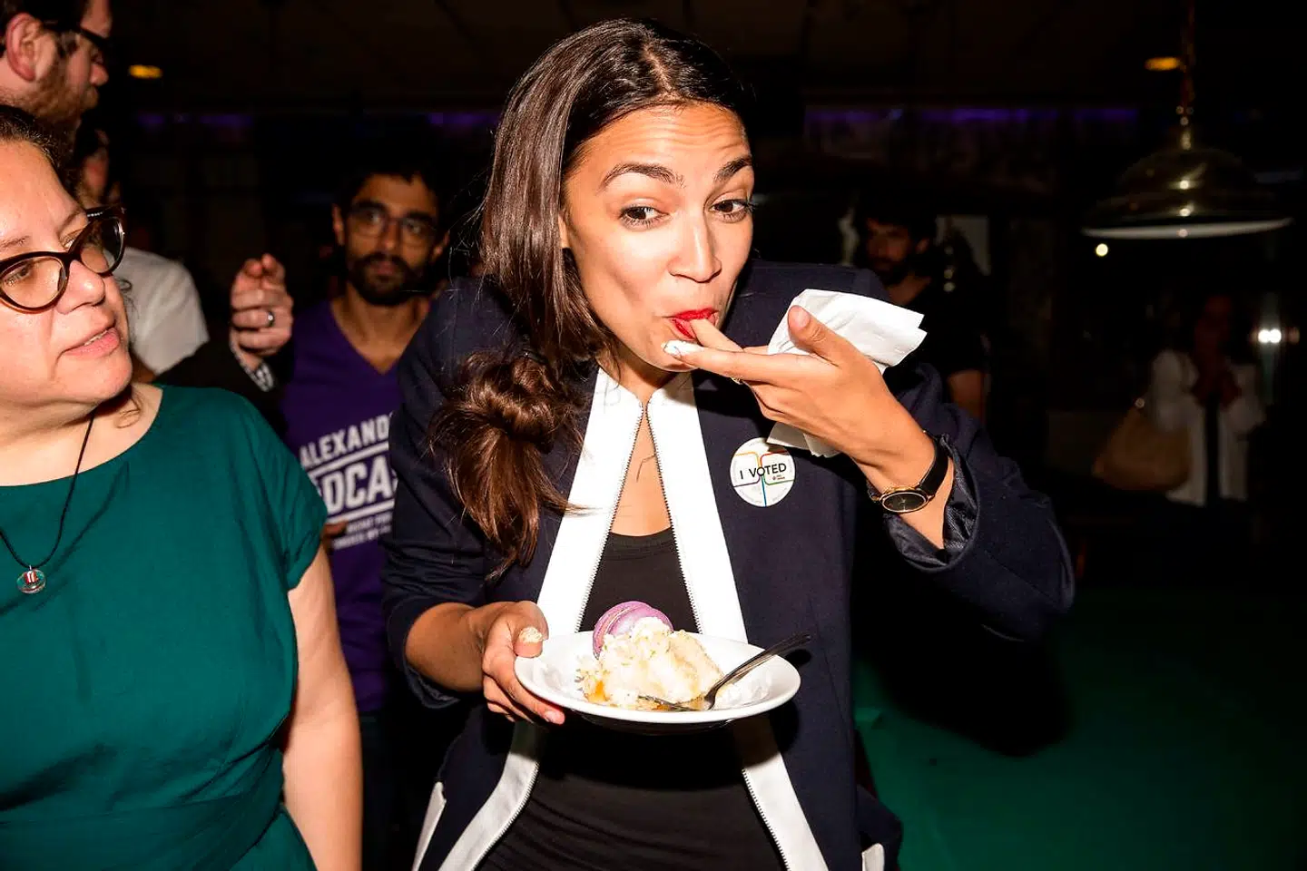 ARKIVFOTO. Alexandria Ocasio-Cortez fejrede sin sejr med et stykke kage.