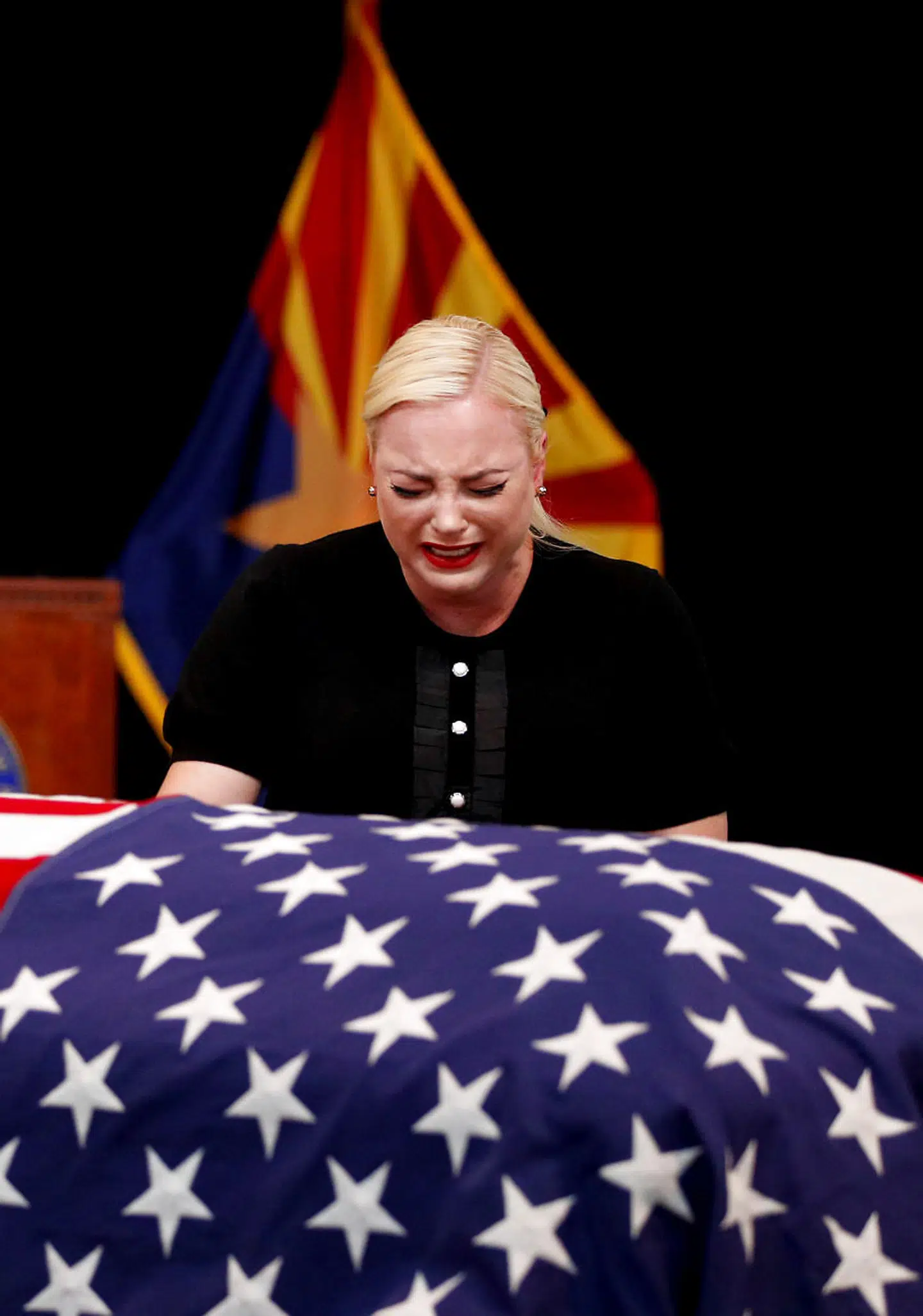 Meghan McCain var meget berørt under mindehøjtideligheden for hendes afdøde far i Washington.