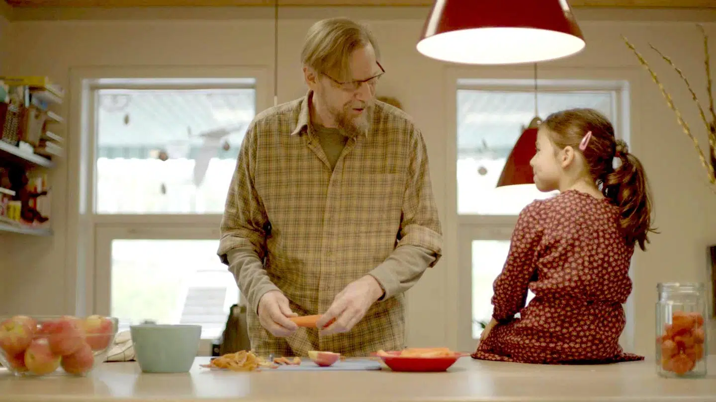 Jesper Christensen spiller over for den seksårige pige Selena Marsenic i 'Maja'.