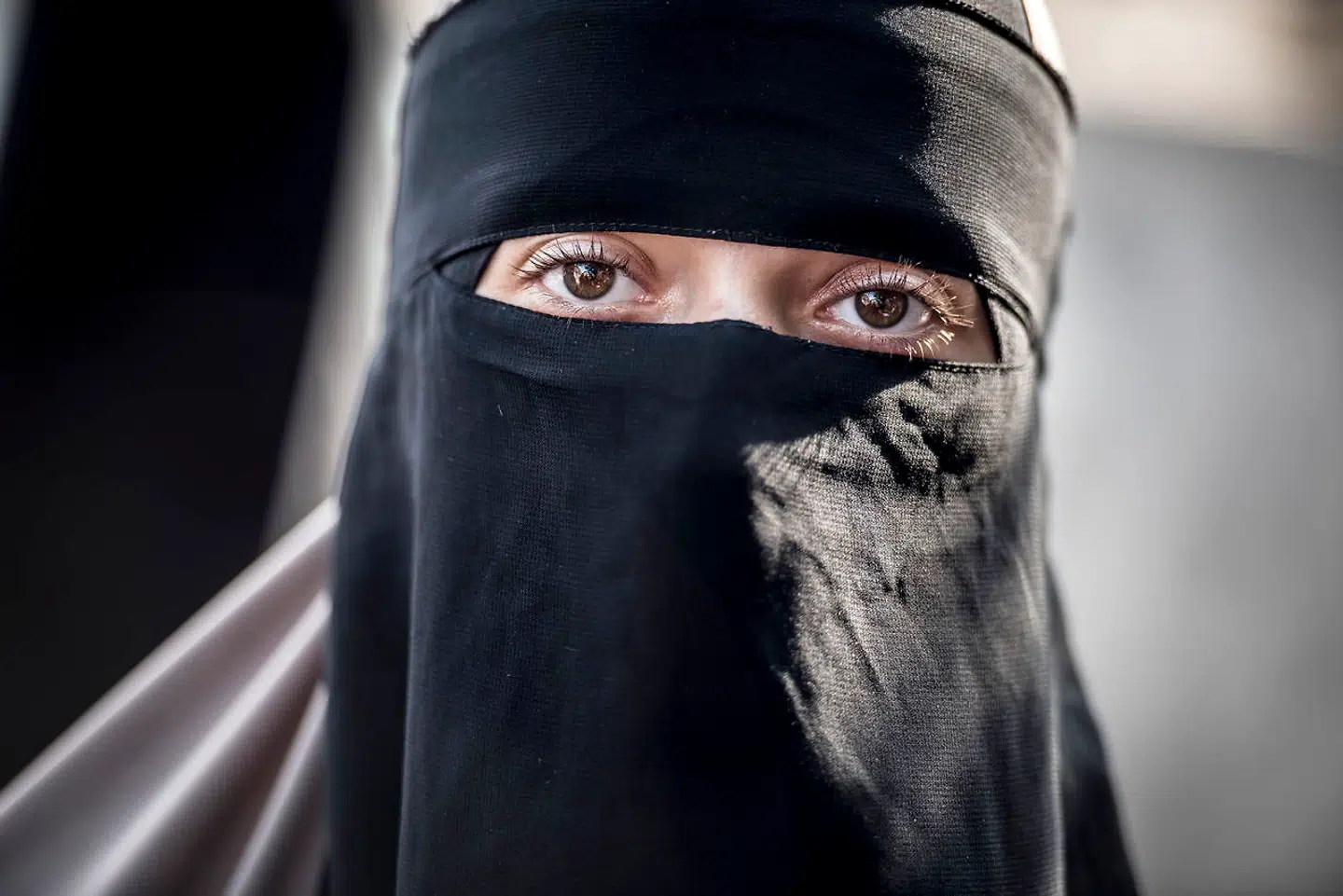 On August 3rd 2018 the first woman was charged under the new law making it illegal to bear veils in public. She received the so-called 1000 dkk "burka-fine" for wearing her niqab in public in Hørsholm, Northern Zealand. The incident happened after police was called following a confrontation between the 28-year-old woman and another shopper in Hørsholm Midtpunkt shopping center. The confrontation seems to stem from the woman in niqab believing the other woman tried to pull off the niqab. Both are now charged in connection to the fighting in public and the 28-year-old also for wearing veils in public. The Danish ban on veiling, having become known as the "burka-ban", has ben widely criticized latest by former UK Foreign Minister Boris Johnson. . (Foto: Mads Claus Rasmussen/Ritzau Scanpix)
