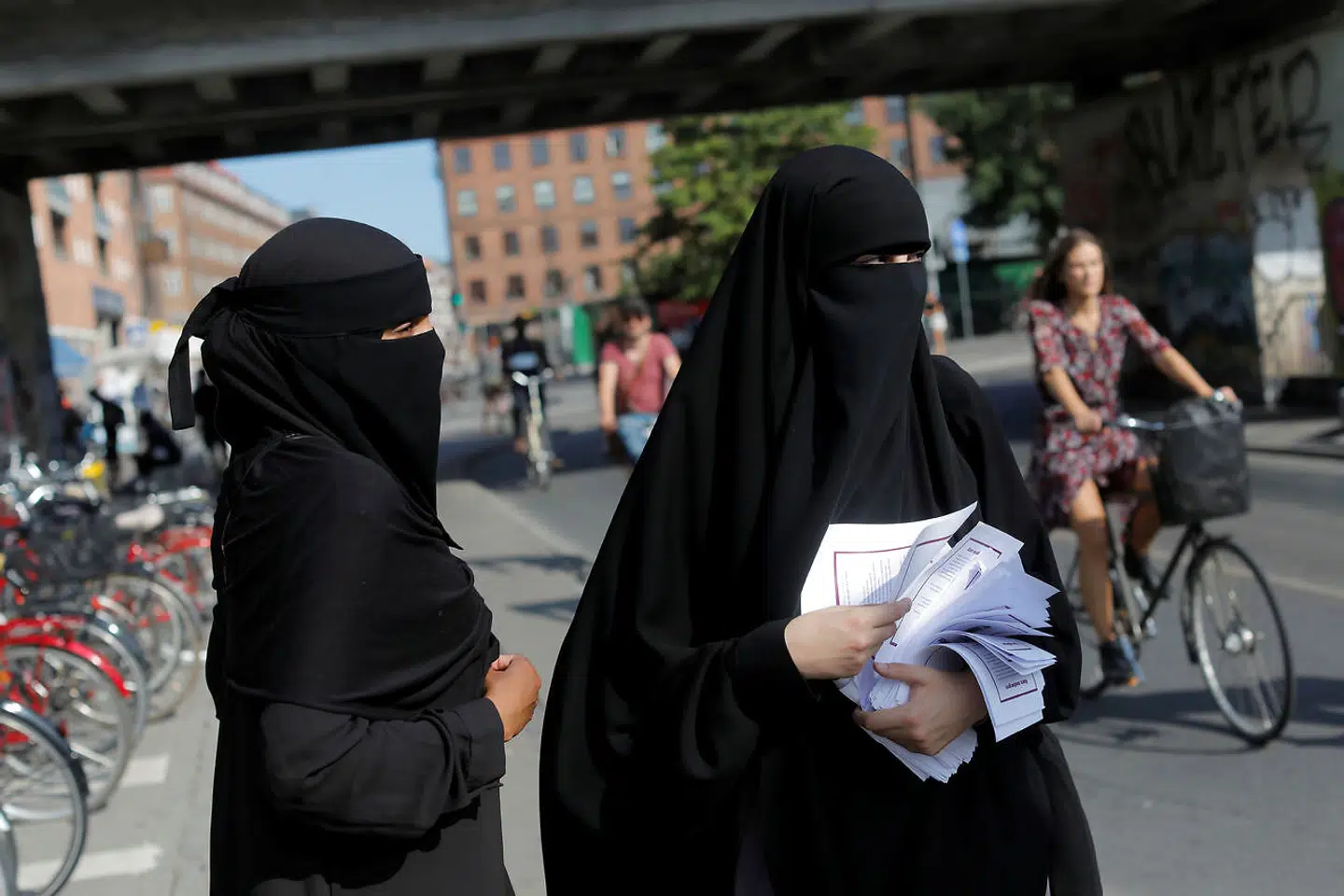 To kvinder demonstrerer mod tildækningforbuddet 1. august 2018.