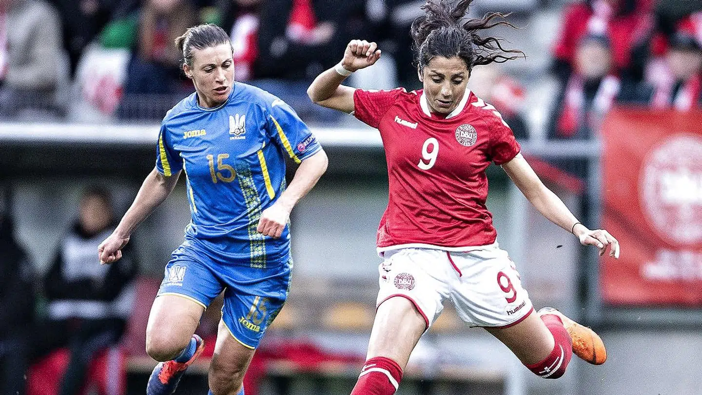 Nadia Nadim (th.) mod Ukraines Iya Andrushchak i VM kvalifikationskampen mellem Danmark og Ukraine på Energi Viborg Arena, 9. april 2018.