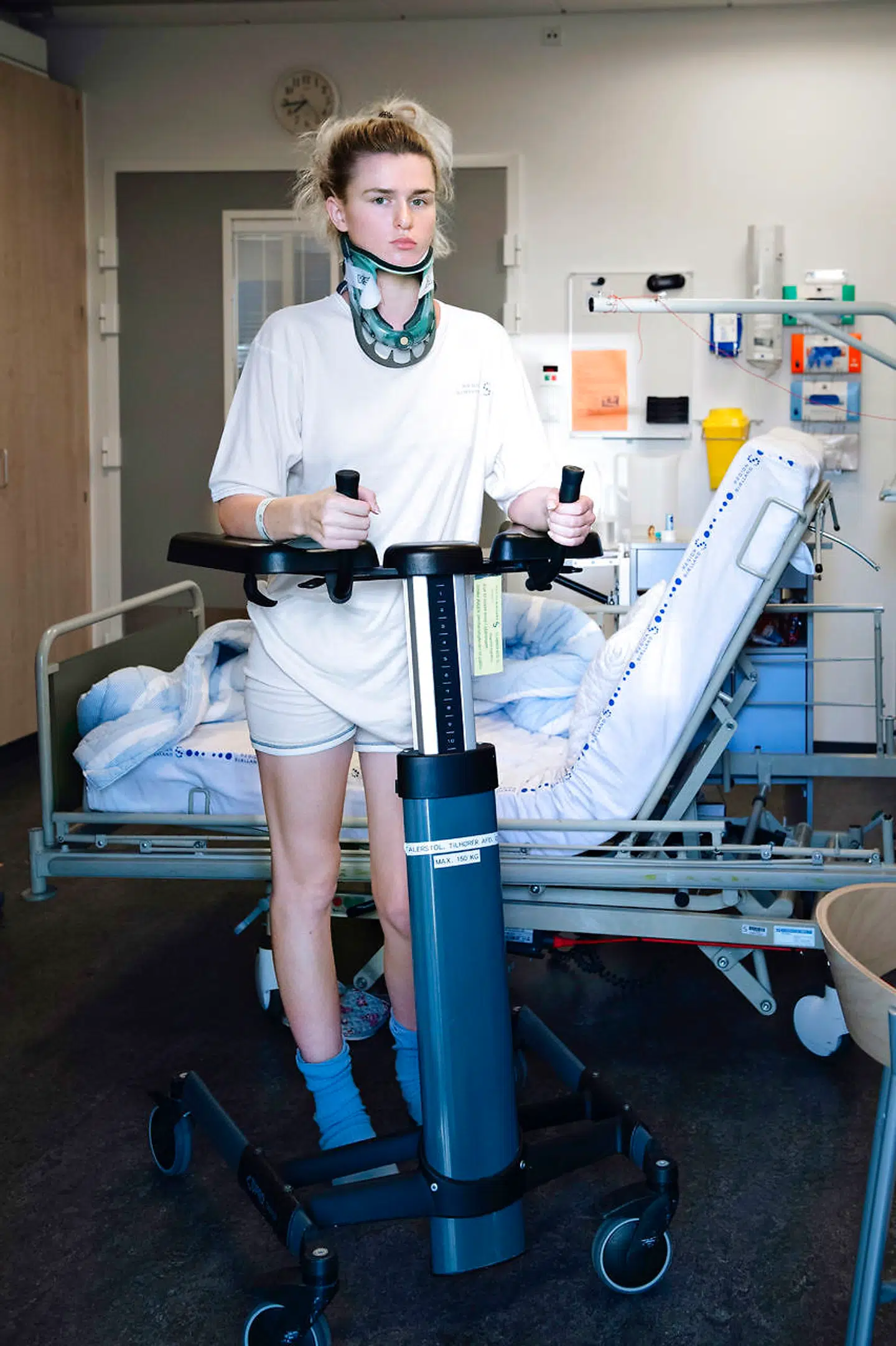 Tetiana Korenieva kan kun stå op med støtte.