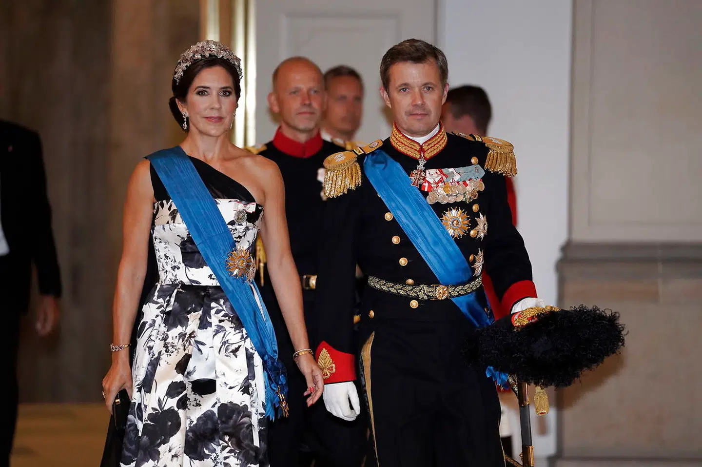 Kronprinsesse Mary med kronprins Frederik, som var iført militær gallauniform til statsmiddagen i anledning af den franske præsident Macrons besøg.