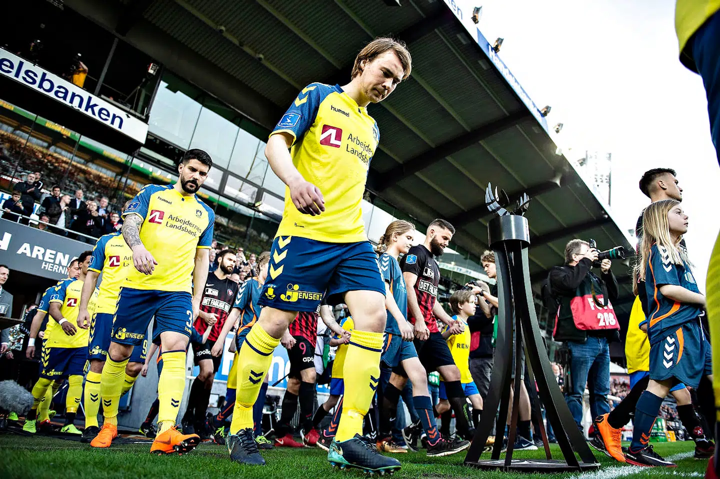Sagen om Simon Tibbling (billedet) har skabt kold luft mellem Brøndby og FC Midtjylland.