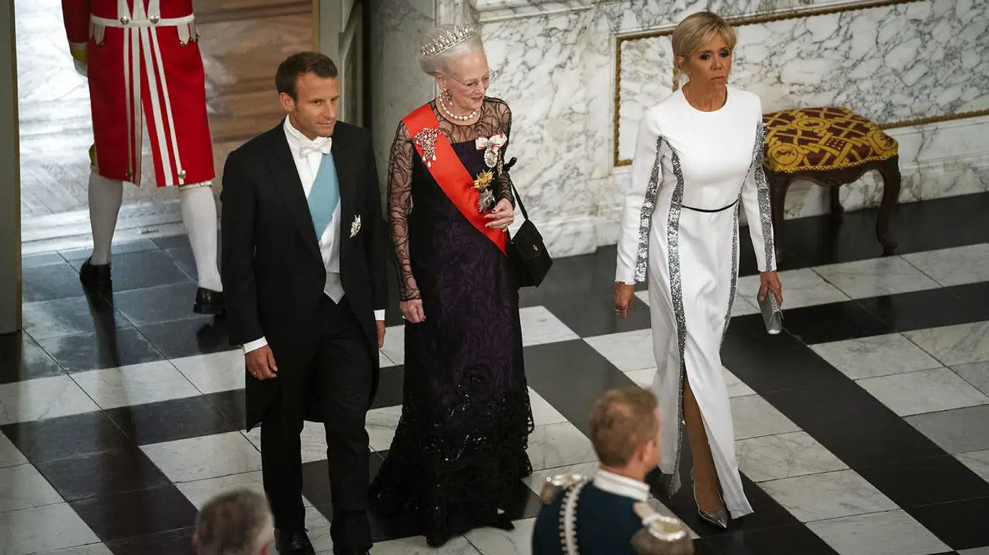Her ses dronning Margrethe, den franske præsident, Emmanuel Macron, og den franske præsidentfrue, Brigitte Macron, ankomme til gallataffel på Christiansborg tirsdag.