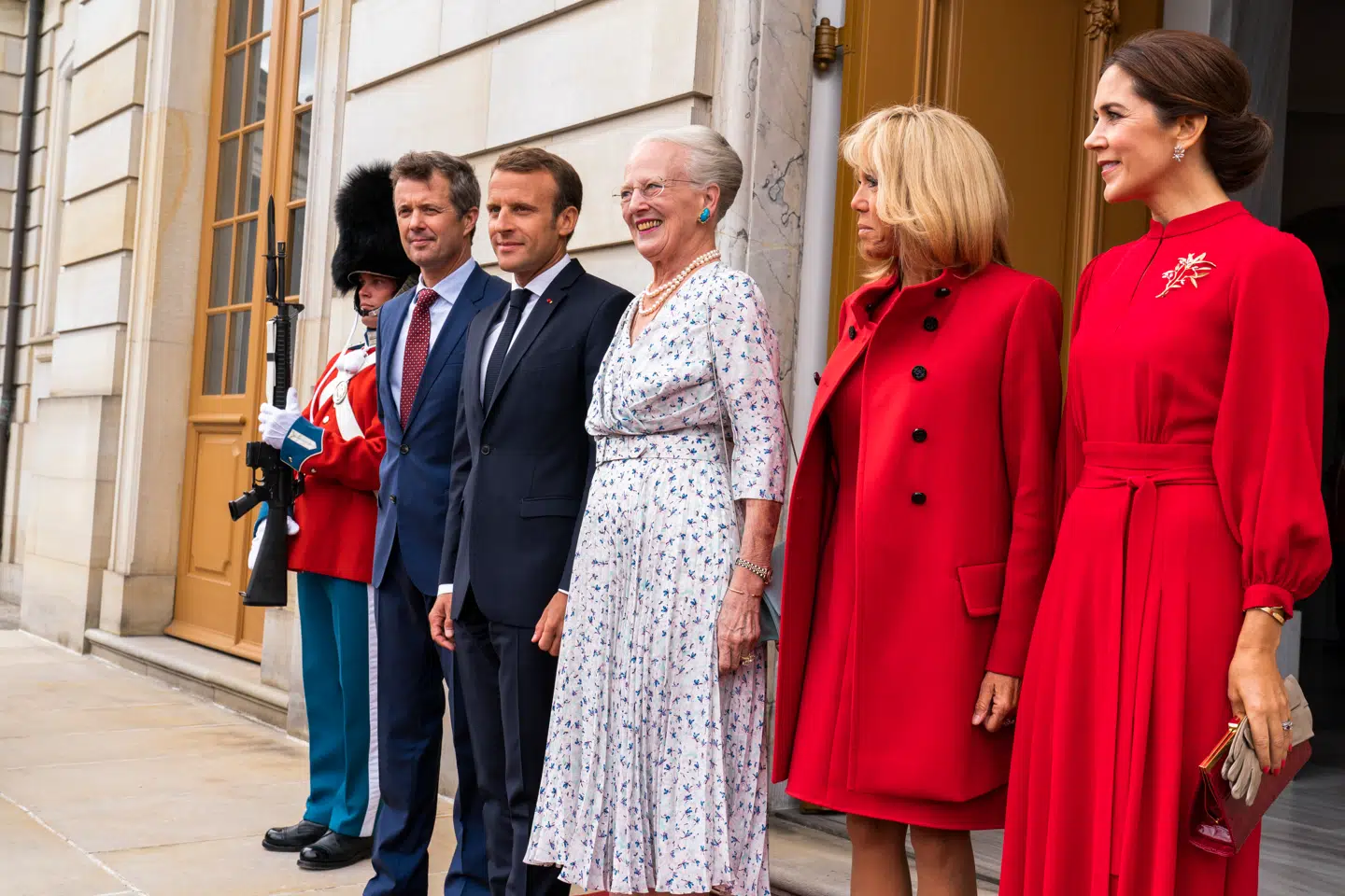 Den franske præsident, Emmanuel Macron, og den franske præsidenthustru, Brigitte Macron, ankommer til Amalienborg samme med kronprins Frederik og kronprinsesse Mary, hvor de hilsner på dronning Margrethe i forbindelse med, at den franske præsident er på officielt statsbesøg i København, tirsdag den 28. august 2018. (foto: Martin Sylvest/Scanpix Ritzau 2018)