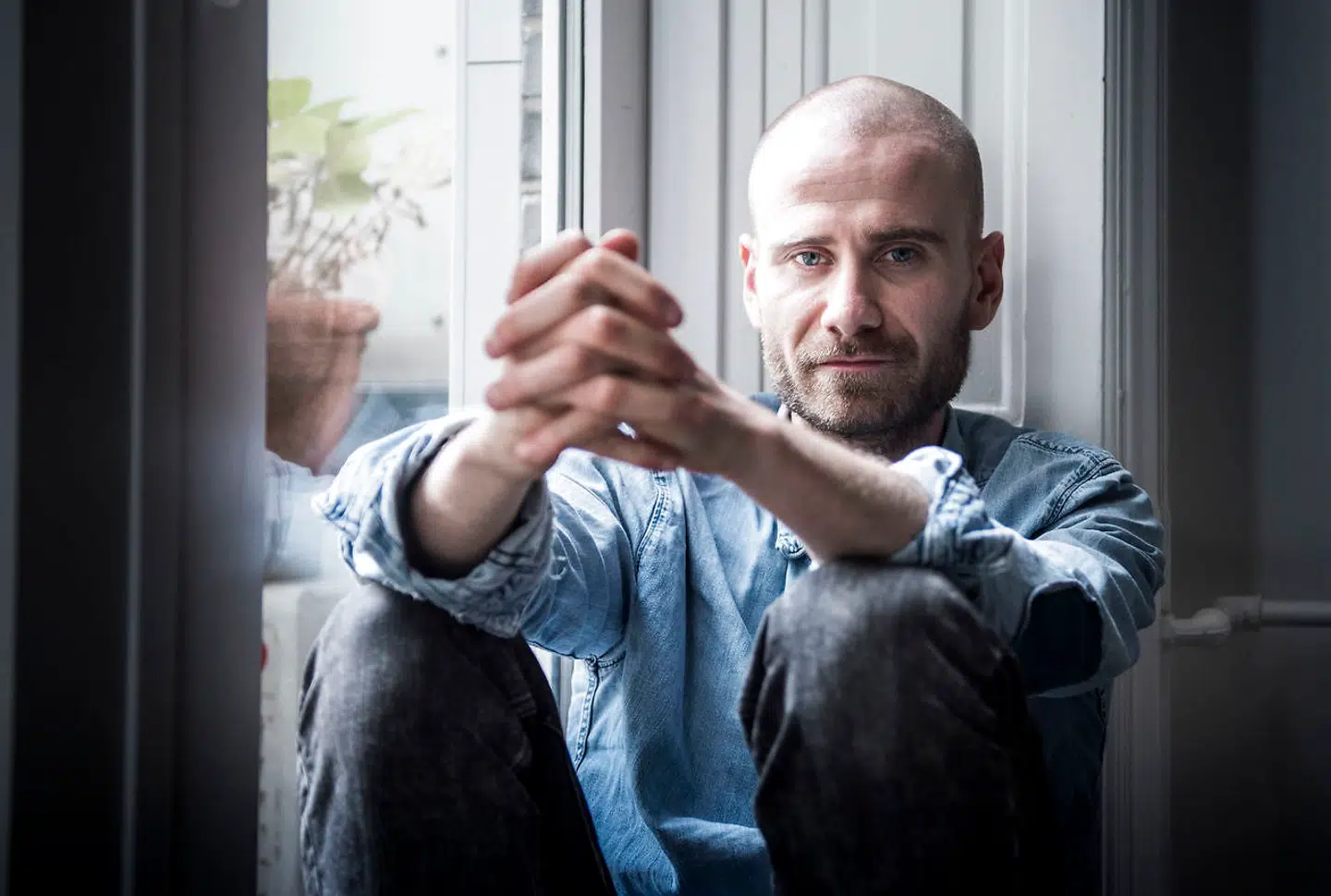 »Traditionelt har manden været den arbejdende og derfor ikke meget til stede i barnets liv, men det er ændret nu. Det kan skabe en usikkerhed om, hvorvidt man som mand er klar til at taget faderrollen på sig,« siger psykolog og parterapeut Frej Prahl.