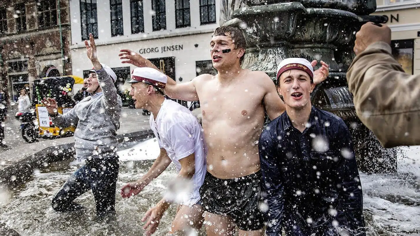 Her fejrer studenter fra Øregård Gymnasium deres studenterhue i 2014.