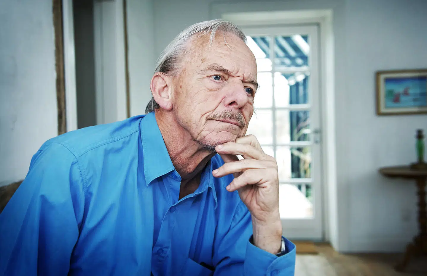 »Jeg har aldrig udskrevet recepter til det formål. Jeg taler med folk, og jeg rådgiver dem. Ikke andet. Hvis jeg skulle blive dømt, appellerer jeg på stedet. Hvis samfundet virkelig mener, jeg skal i fængsel på grund af det her, så vil jeg synes, det er noget svineri, for det går stik imod, hvad et stort flertal af befolkningen mener. Men hvis det skulle blive konsekvensen, så må det blive det. Jeg vil under alle omstændigheder ikke lide tilnærmelsesvis som de mennesker, der er uhelbredeligt syge,« siger den pensionerede overlæge.(Foto: Sonny Munk Carlsen)